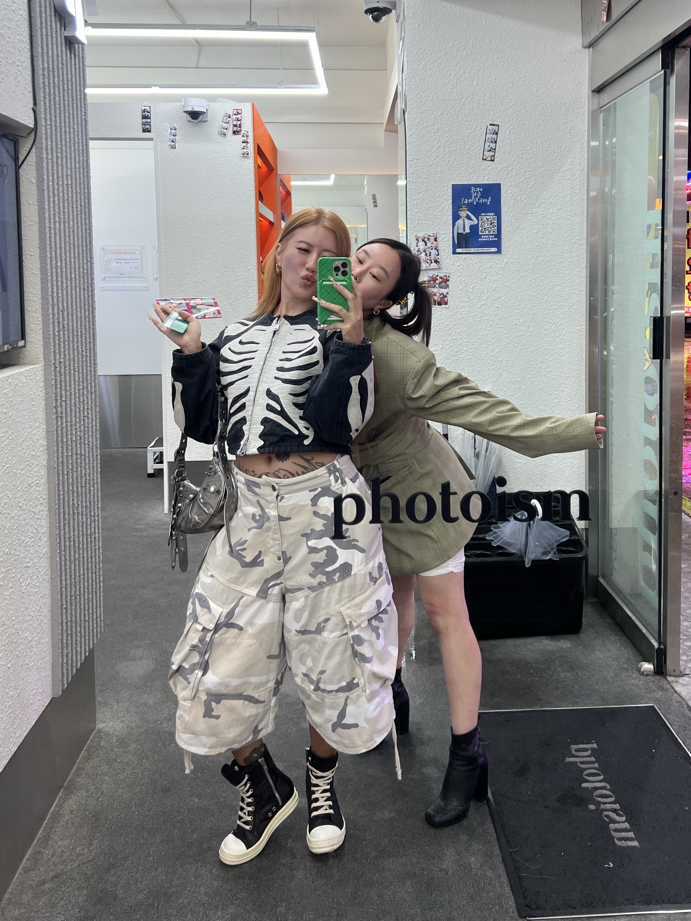 Kapital 14 oz. Black X Black Denim Motocross Bone Jacket Black, Balenciaga Le Cagole XS Shoulder Bag Metallized Silver 착용 스타일 - 6