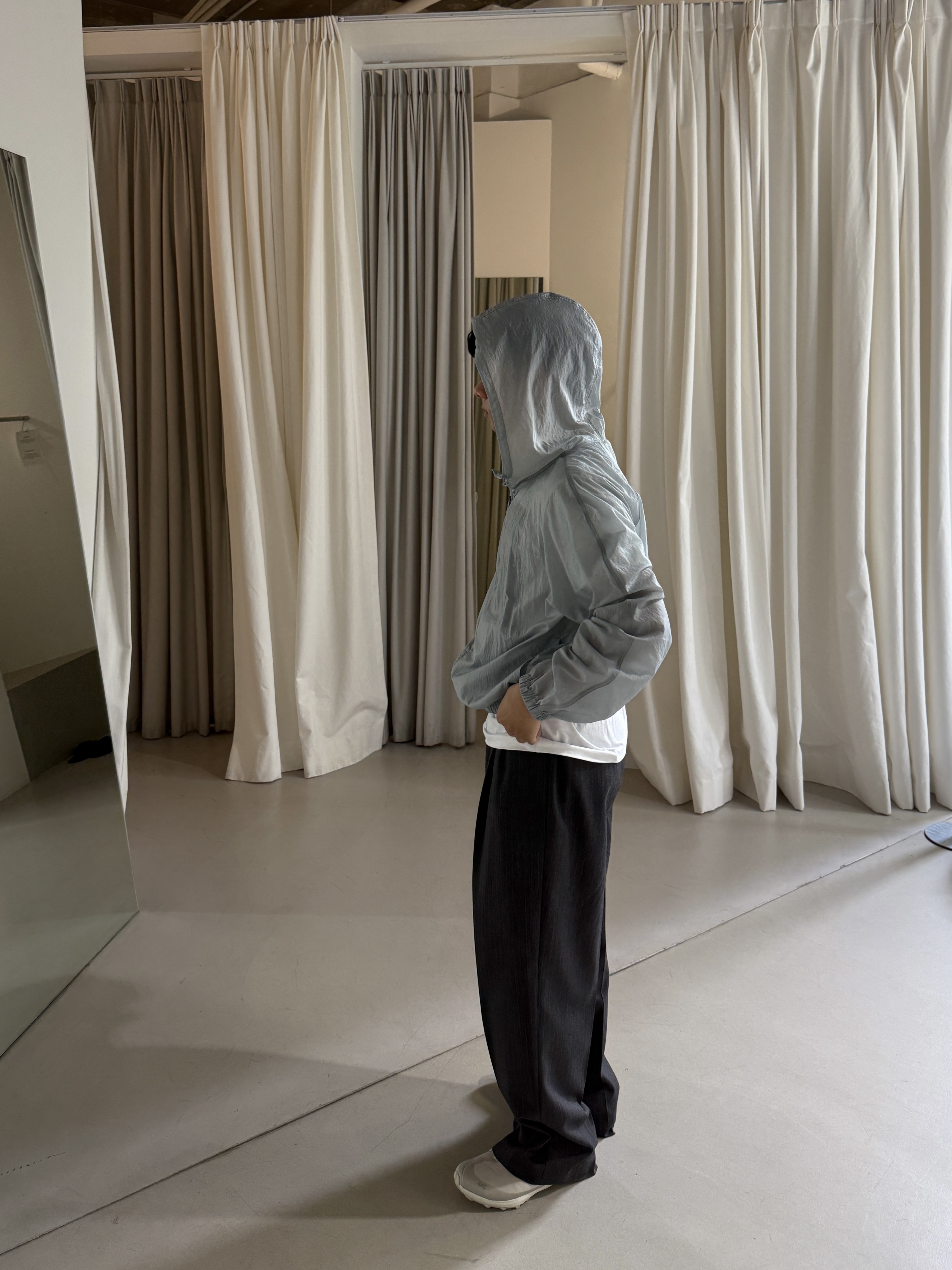 On Running x Post Archive Faction (Paf) Cloudventure Peak Ice Moon, Amomento Hood Shirring Jumper Light Grey 착용 스타일 - 1