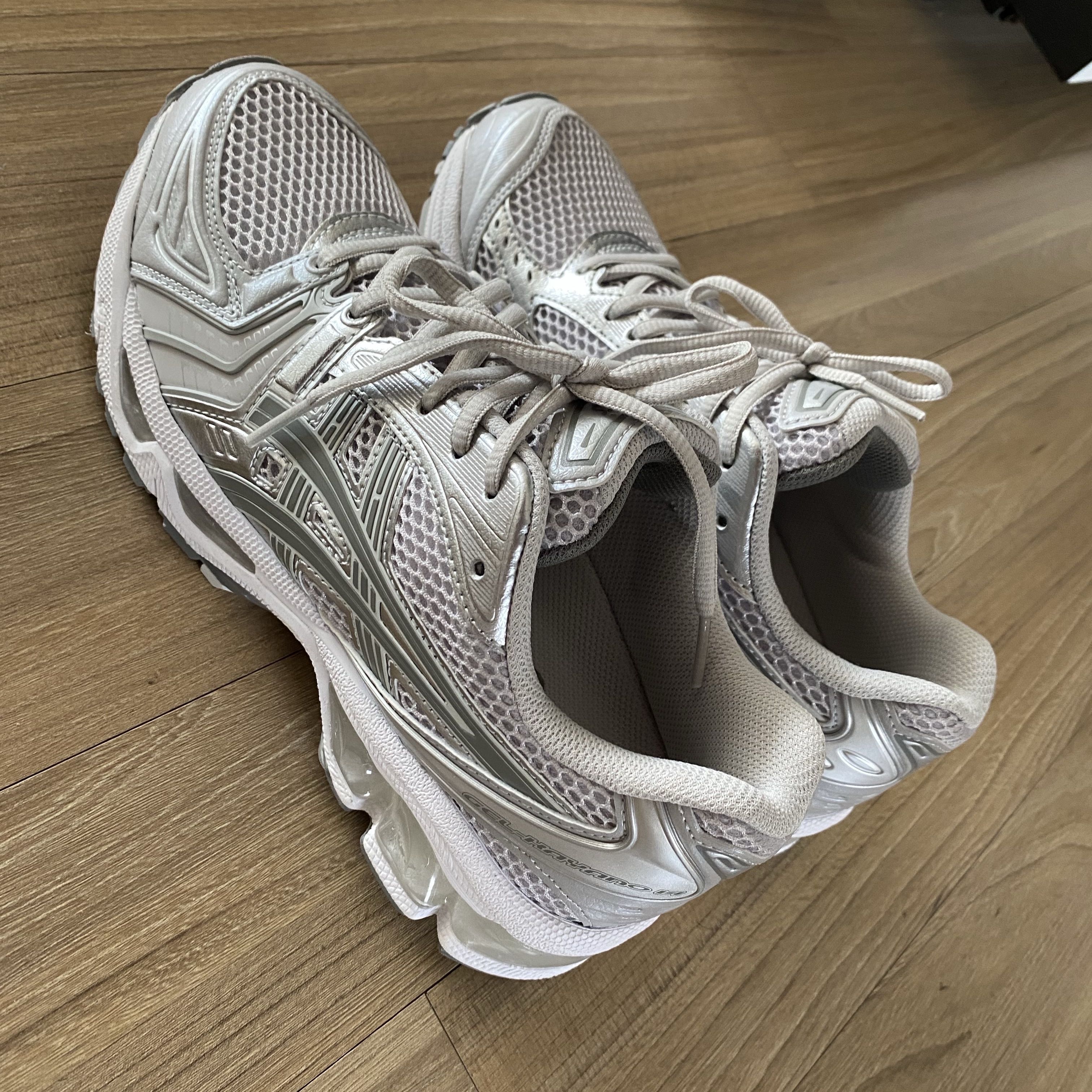 (W) Asics Gel-Kayano 14 Cloud Grey Clay Grey 착용 스타일