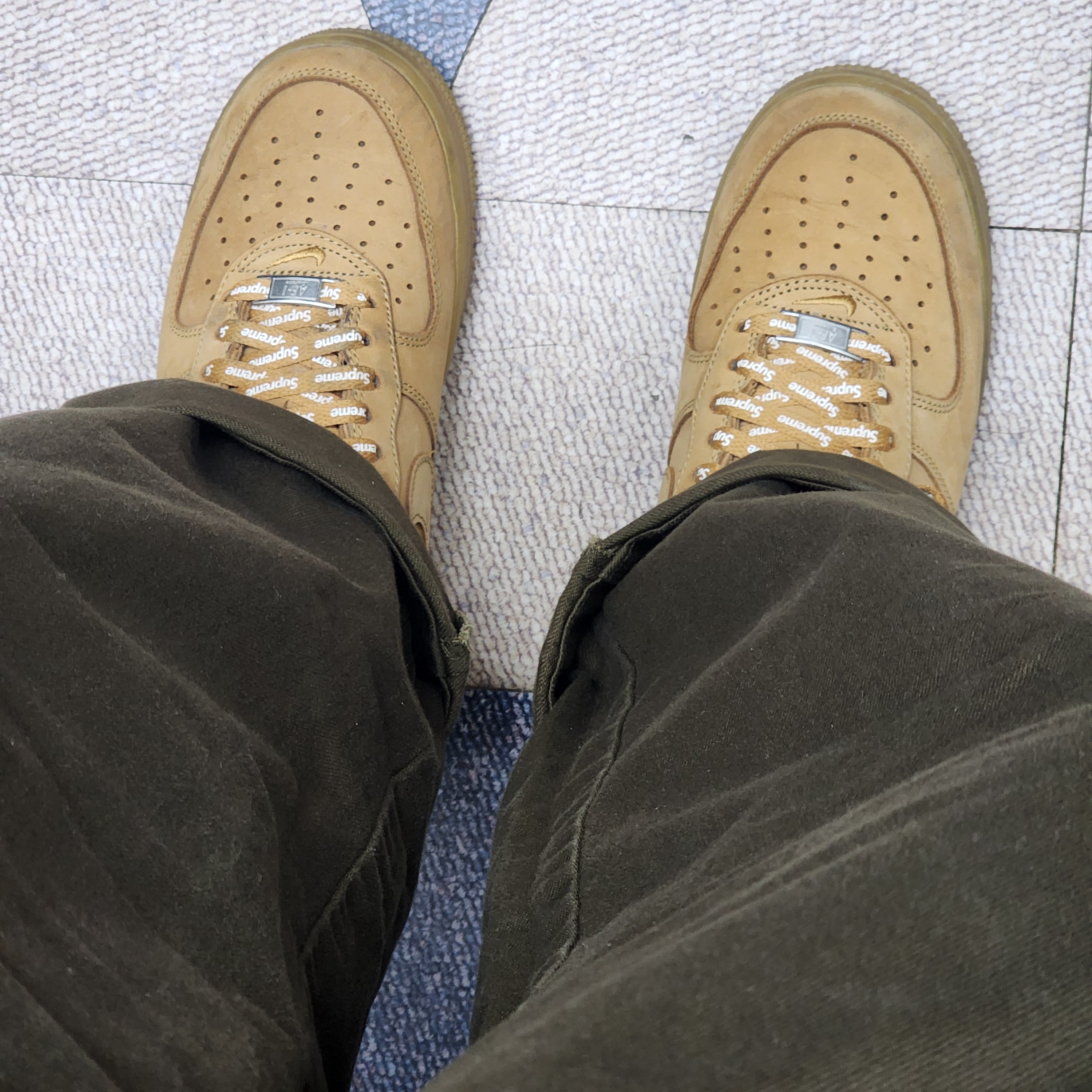 Nike x Supreme Air Force 1 Low Flax 착용 스타일