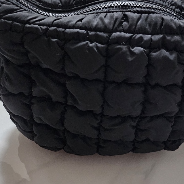 COS Quilted Messenger Bag Black 착용 스타일