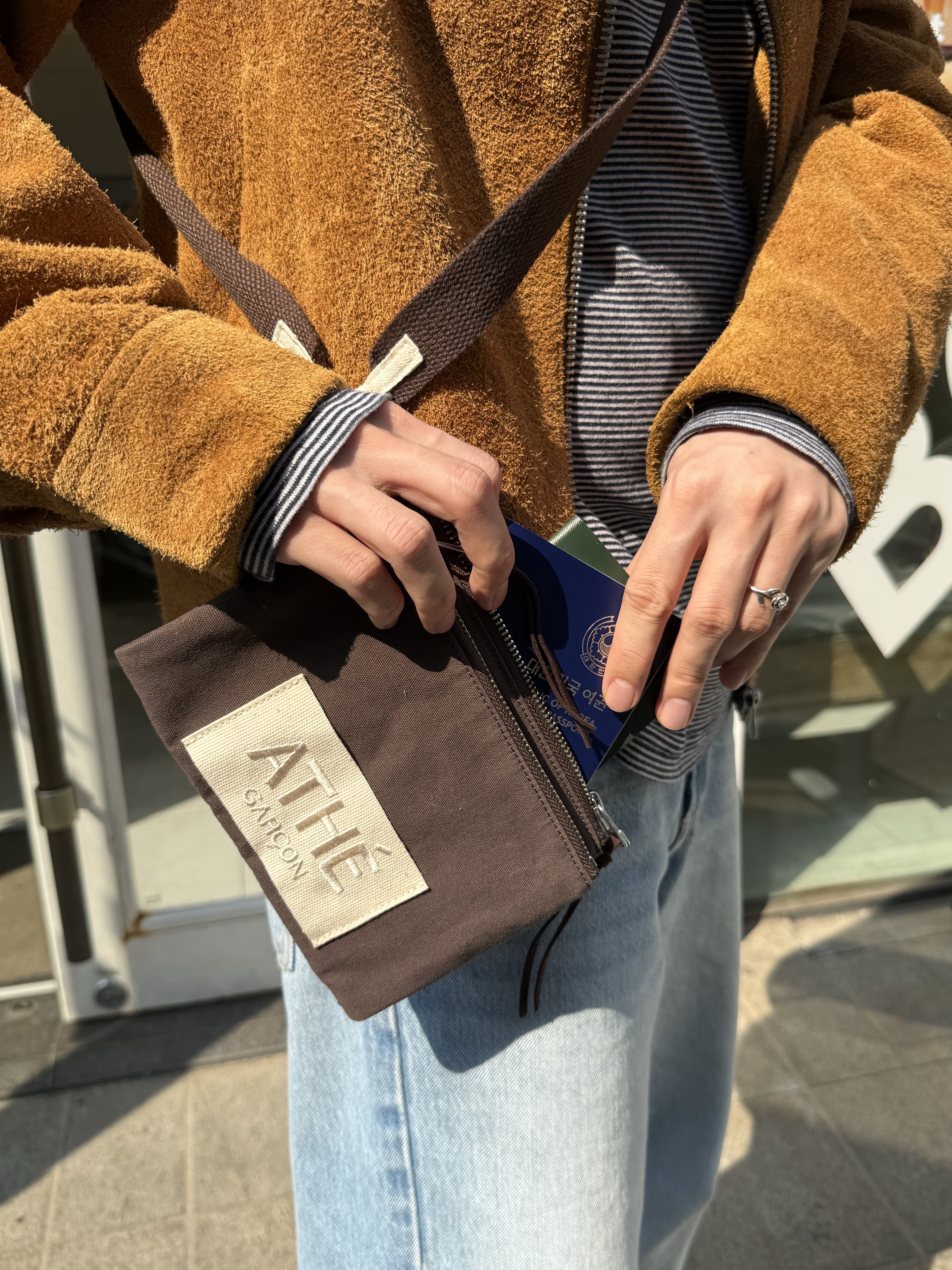 Athe garcon Net Pouch Brown, Athe garcon Card Double Wallet Ivory 착용 스타일 - 4