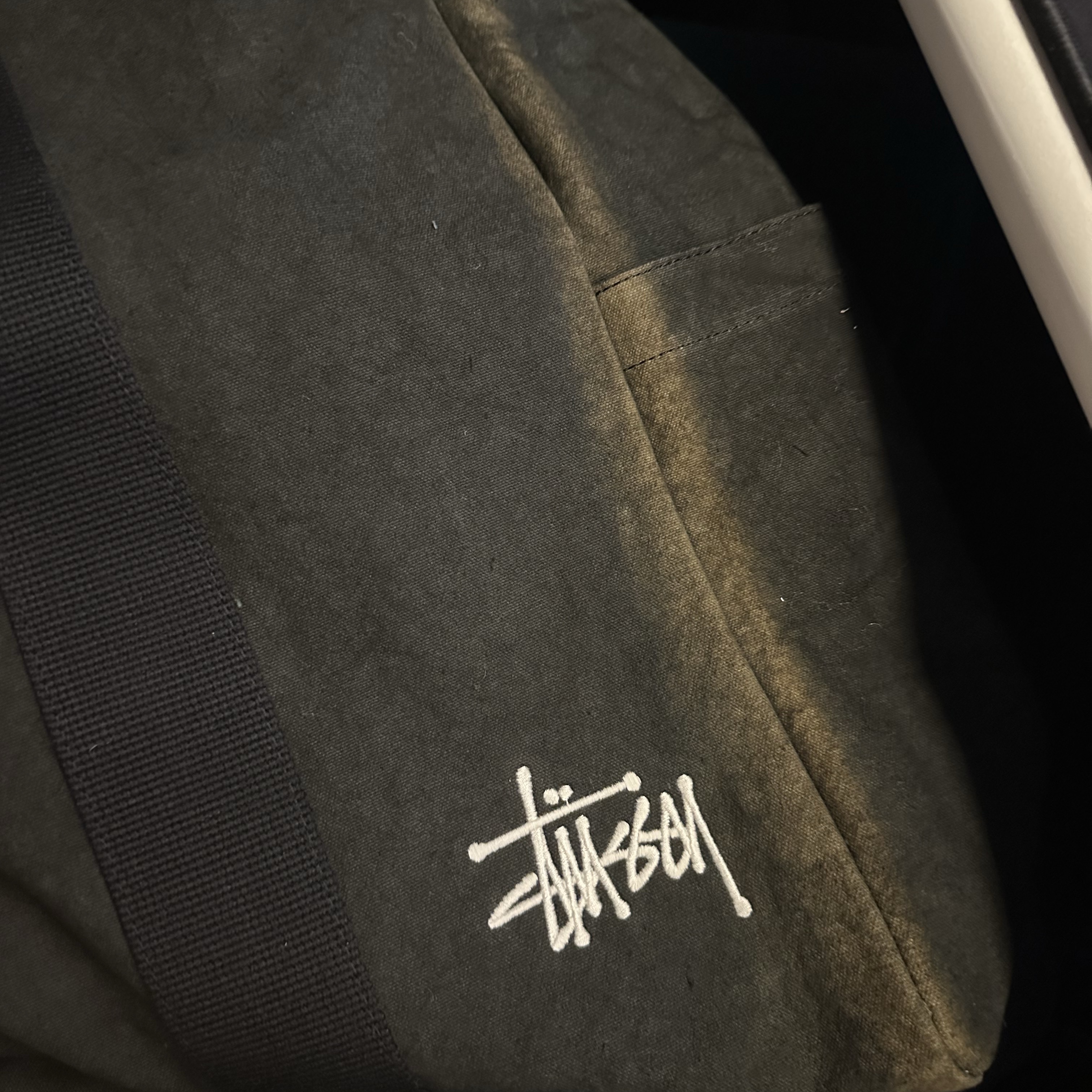 Stussy Canvas Flight Bag Washed Black 착용 스타일 - 3
