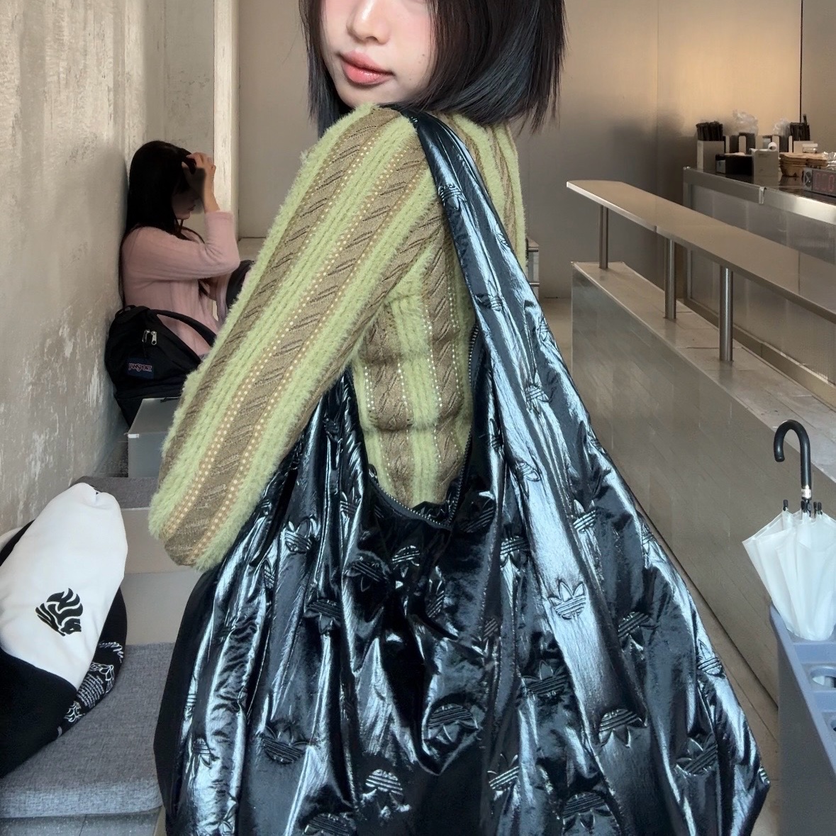 Adidas Puffy Satin Shoulder Bag Black 착용 스타일 - 2