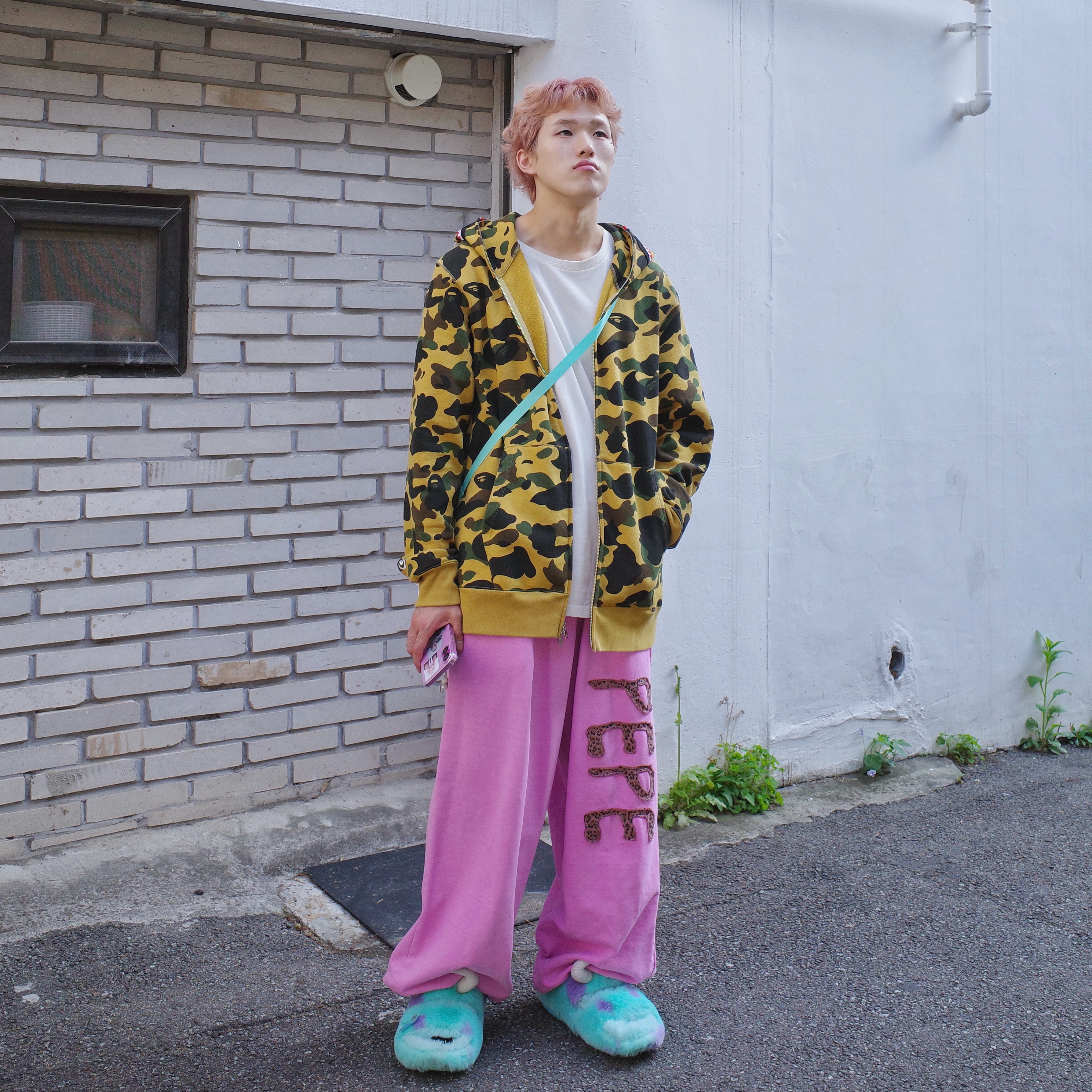 BAPE 1st Camo Shark Full Zip Hoodie Yellow, Crocs x Disney Pixar Monters, Inc. Sulley Classic Cozzzy Sandal Multi 착용 스타일 - 4