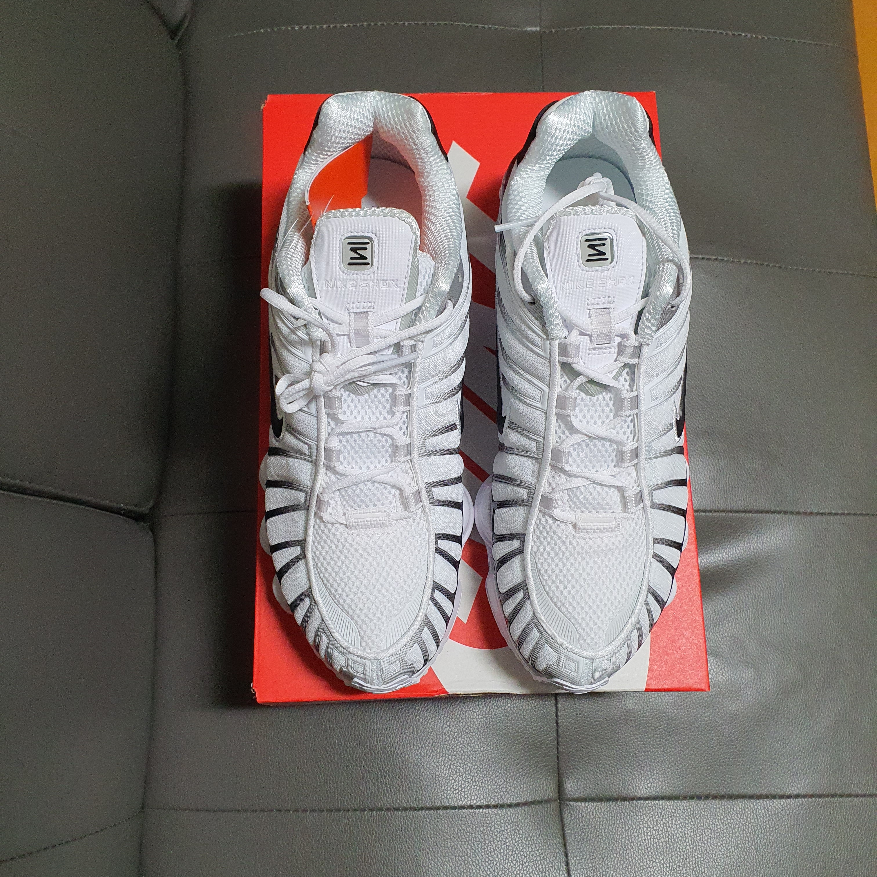 Nike Shox TL White Metallic Platinum 착용 스타일