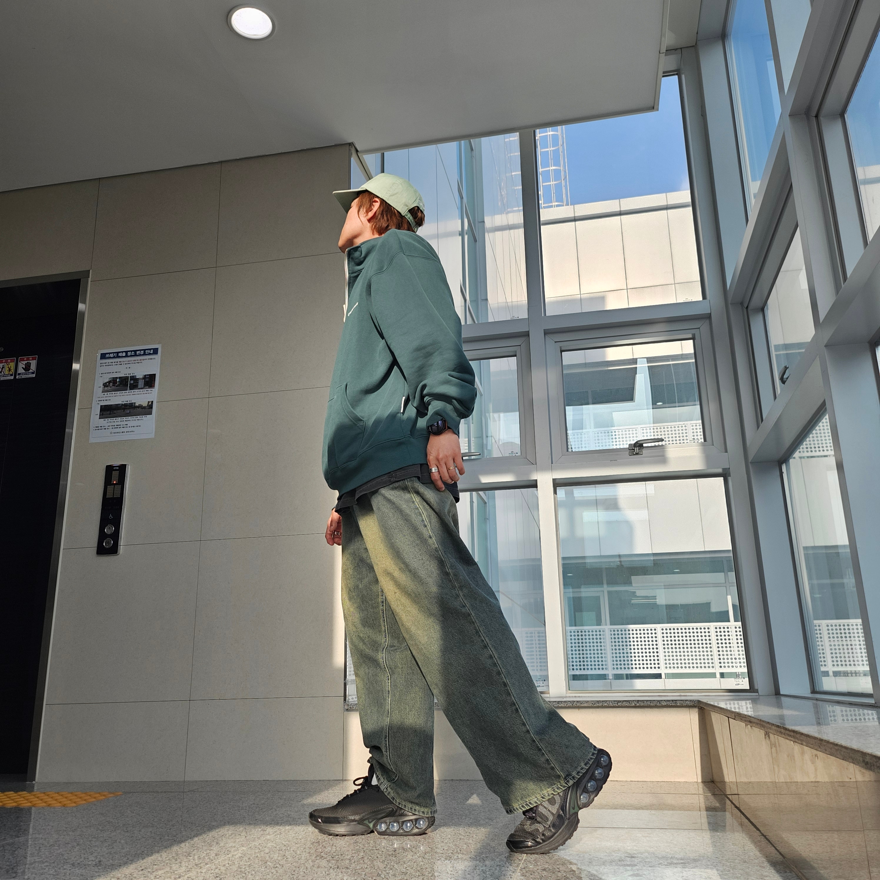 Nike x Supreme Air Max DN SP Black Galactic Jade, Supreme Pigment Print S Logo 6-Panel Light Sage - 22FW 착용 스타일 - 4