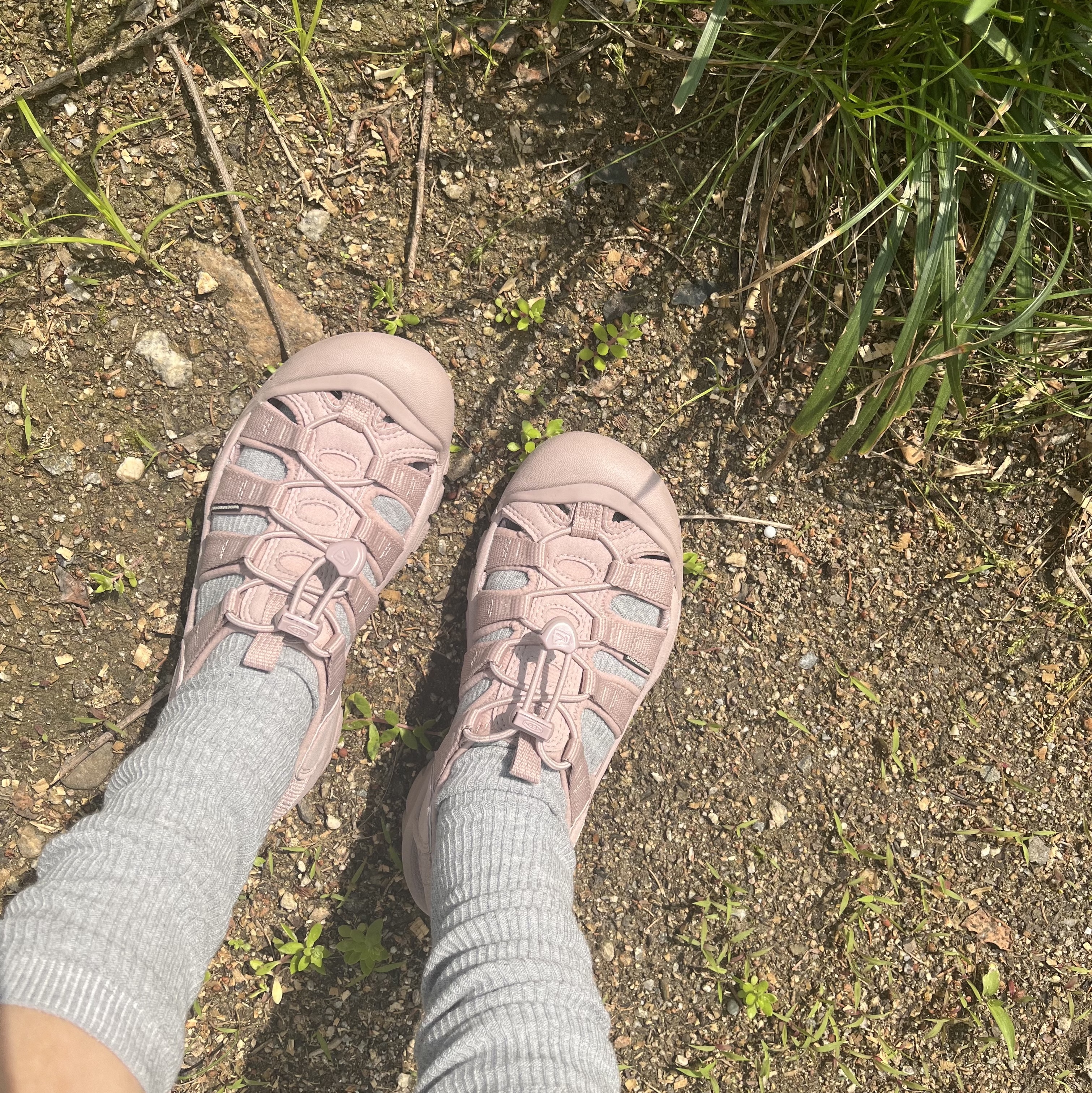 (W) Keen Newport H2 Monochrome Fawn 착용 스타일