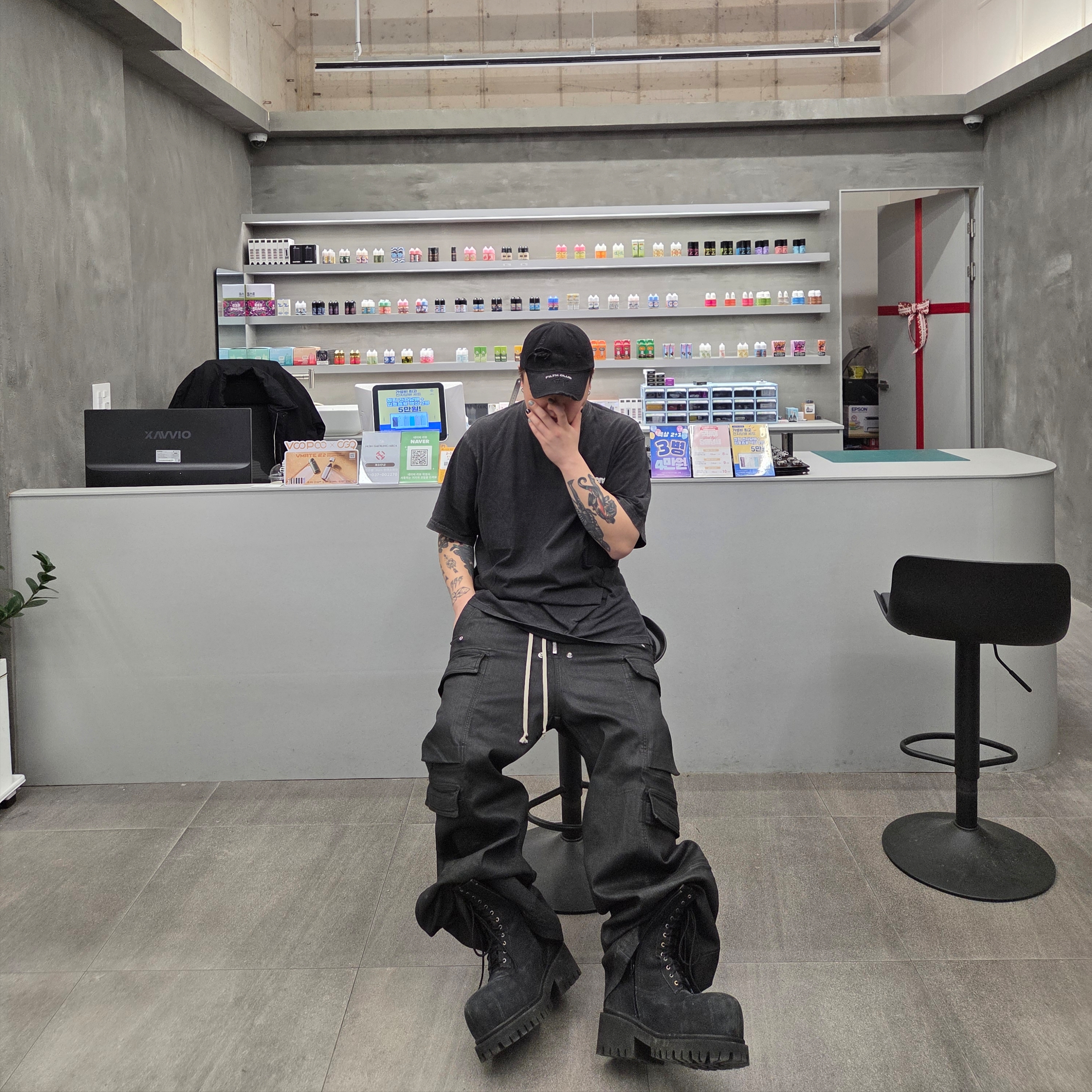 Balenciaga Stomper Bootie Black, Rick Owens Porterville Denim Double Cargo Jumbo Belas Pants Black Wax 착용 스타일 - 2