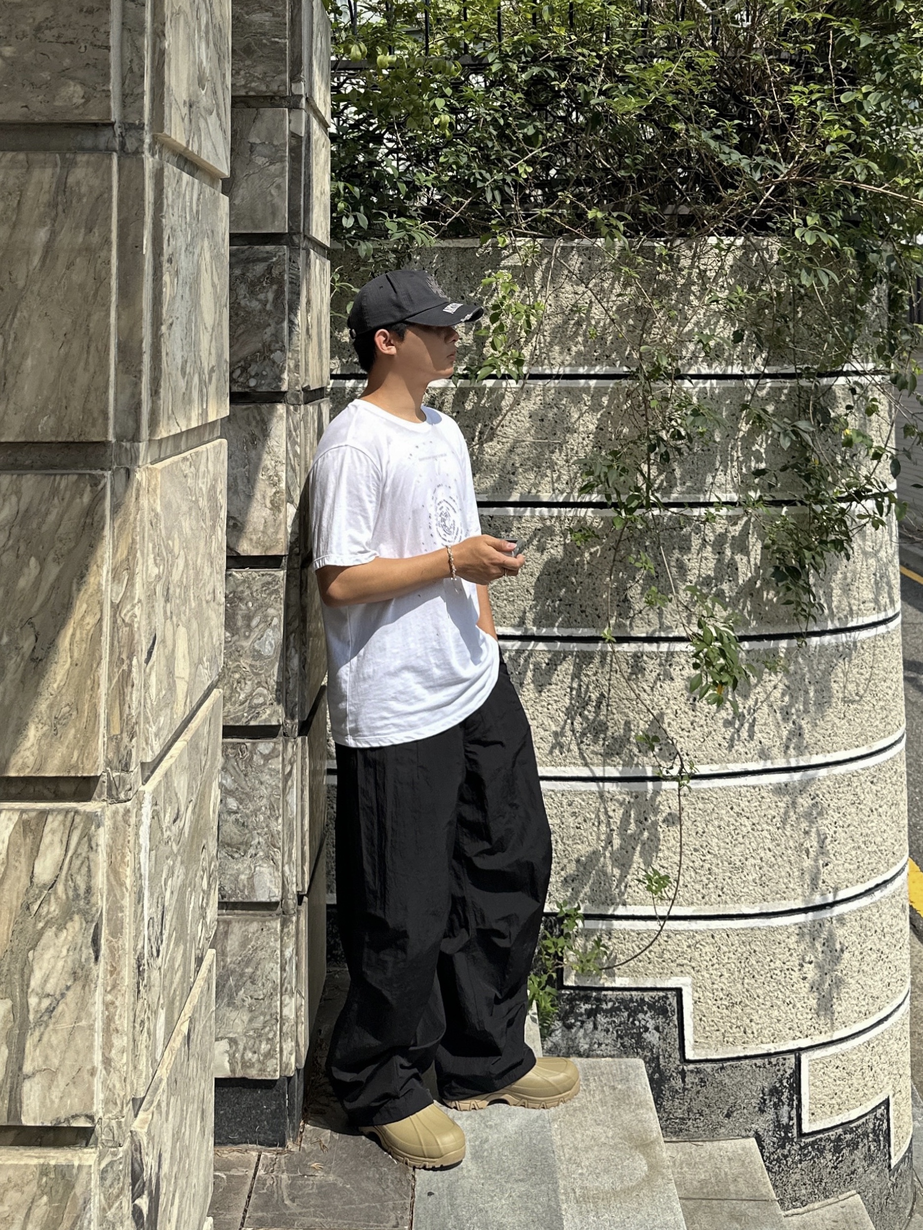 Amomento Motive Graphic T-Shirt White, Amomento Ripstop Fatigue Pants Black 착용 스타일 - 2