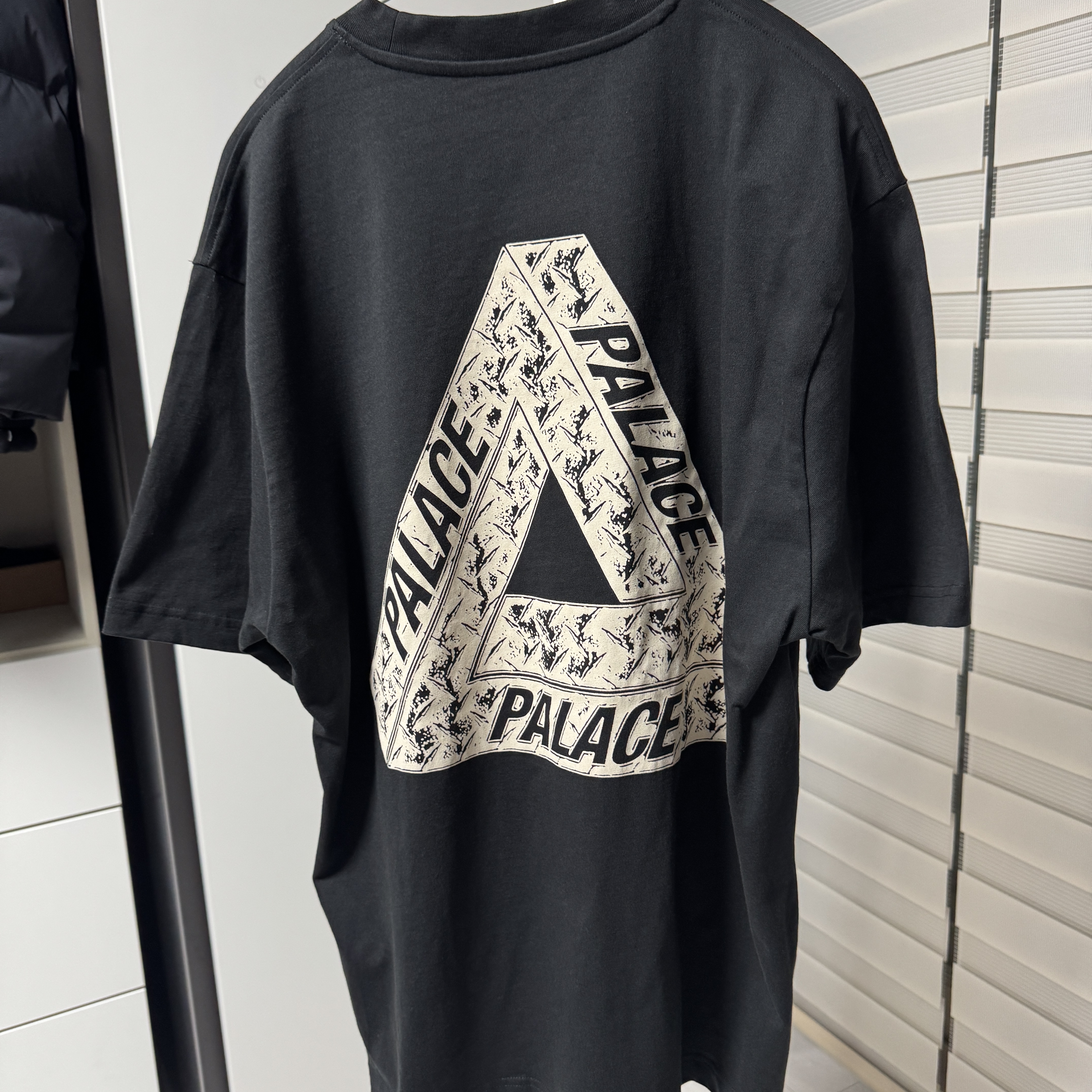 Palace Tri Slip T-Shirt Black - 24FW 착용 스타일