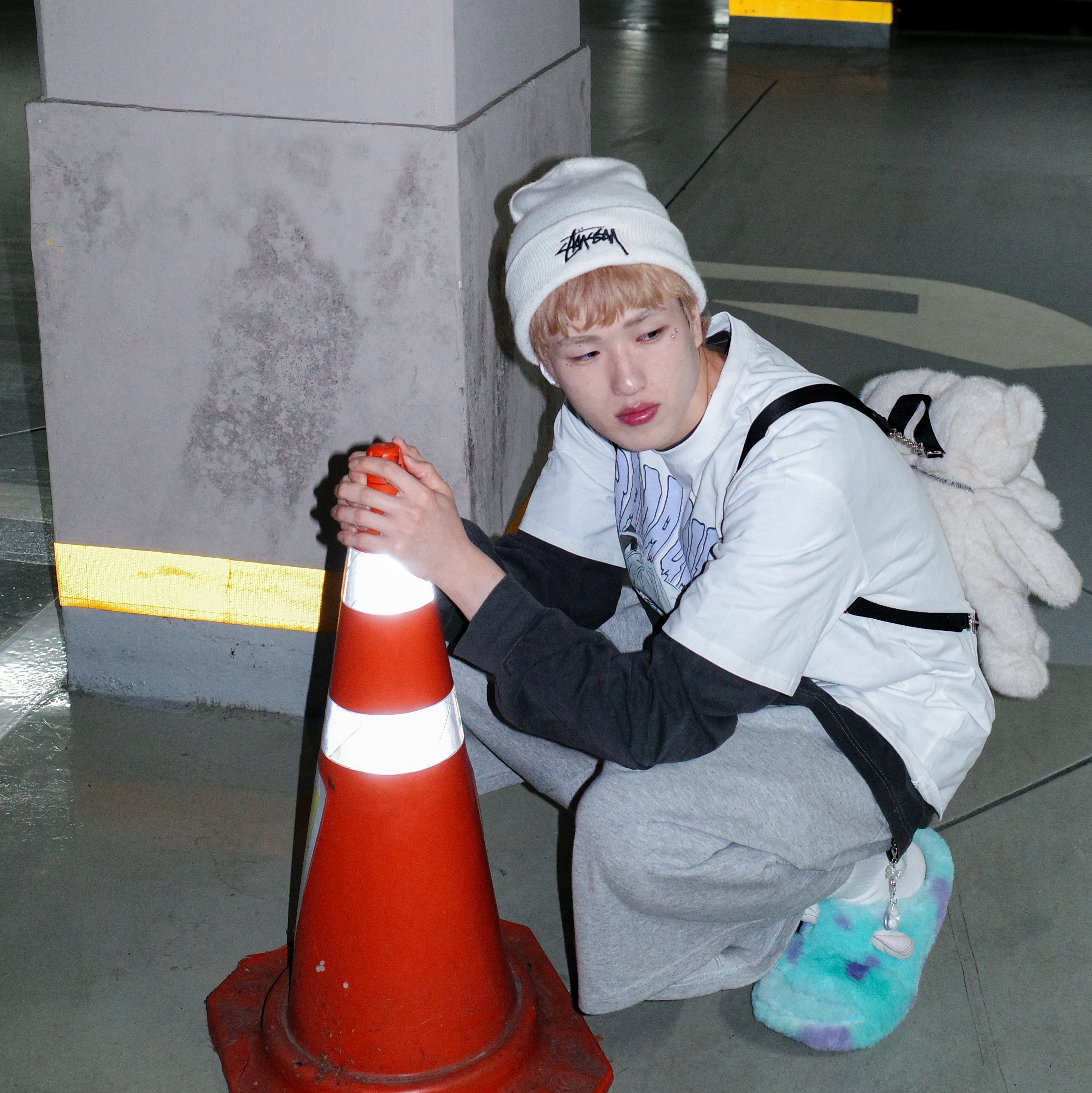 Nike x Stussy Cuff Beanie White, Crocs x Disney Pixar Monters, Inc. Sulley Classic Cozzzy Sandal Multi 착용 스타일 - 2