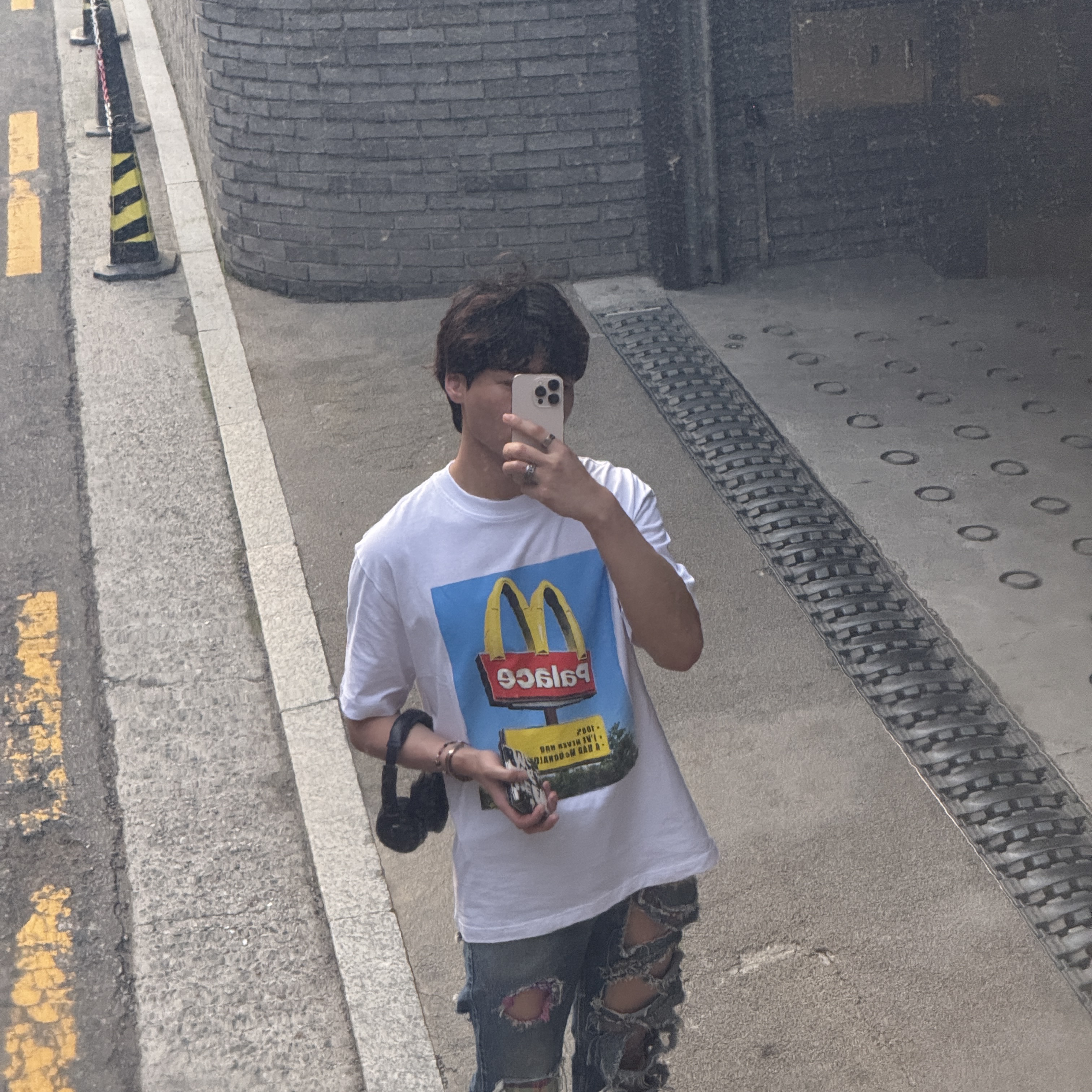 Palace x McDonald's Sign T-Shirt White - 23FW 착용 스타일