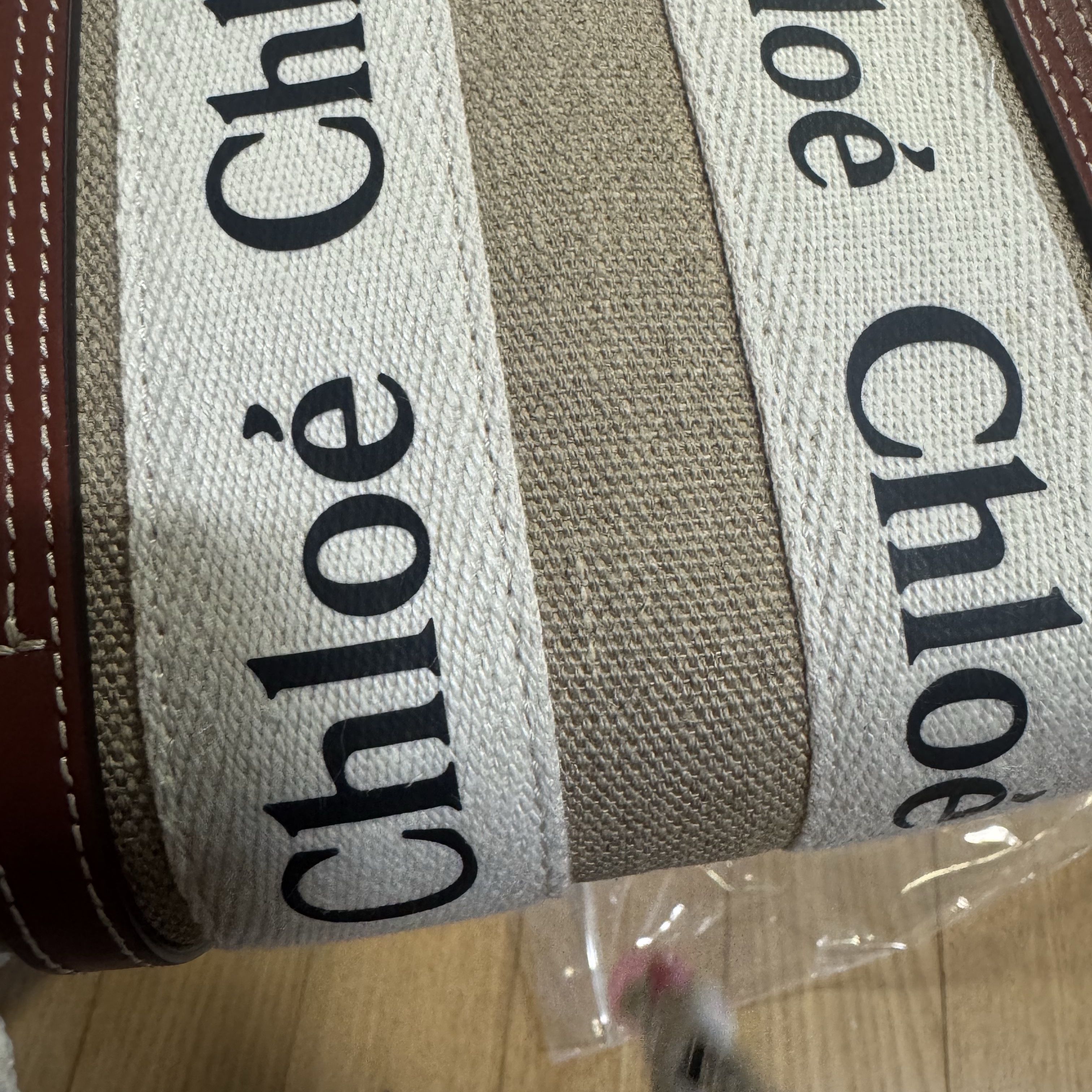 Chloe Woody Mini Tote Bag White Brown 착용 스타일
