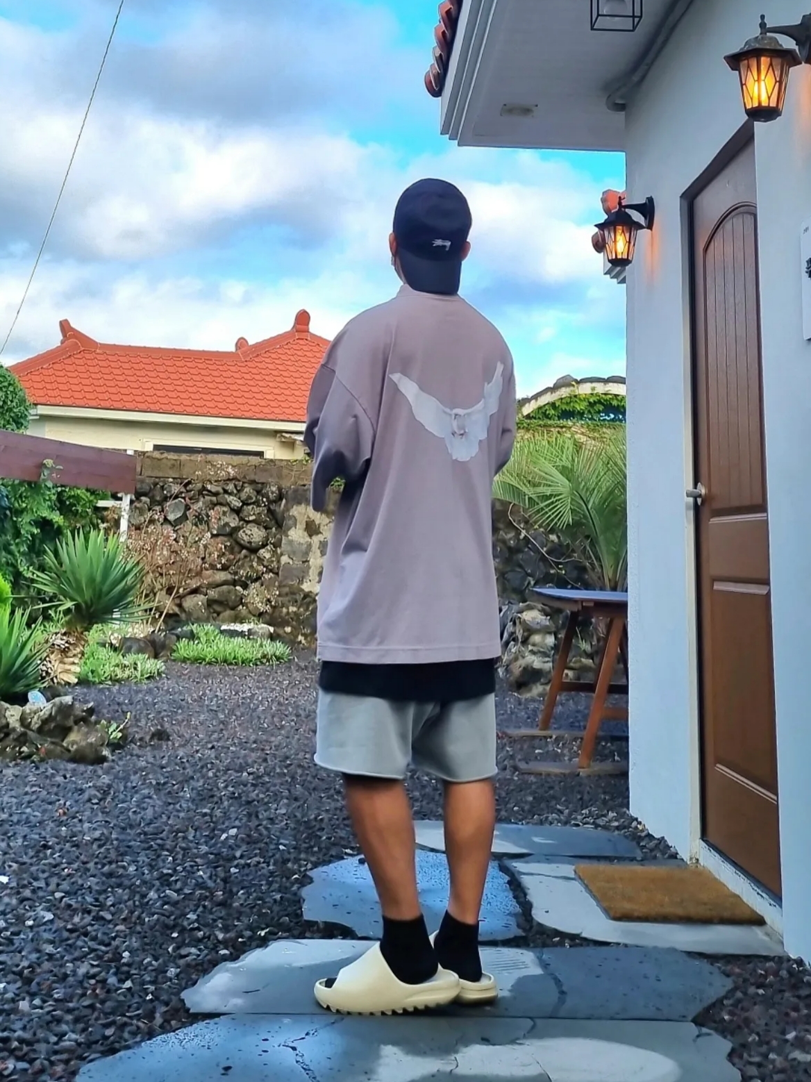 Yeezy Gap Engineered By Balenciaga Dove 3/4 Sleeve T-Shirt Grey, Adidas Yeezy Slide Bone 2022/2023 착용 스타일
