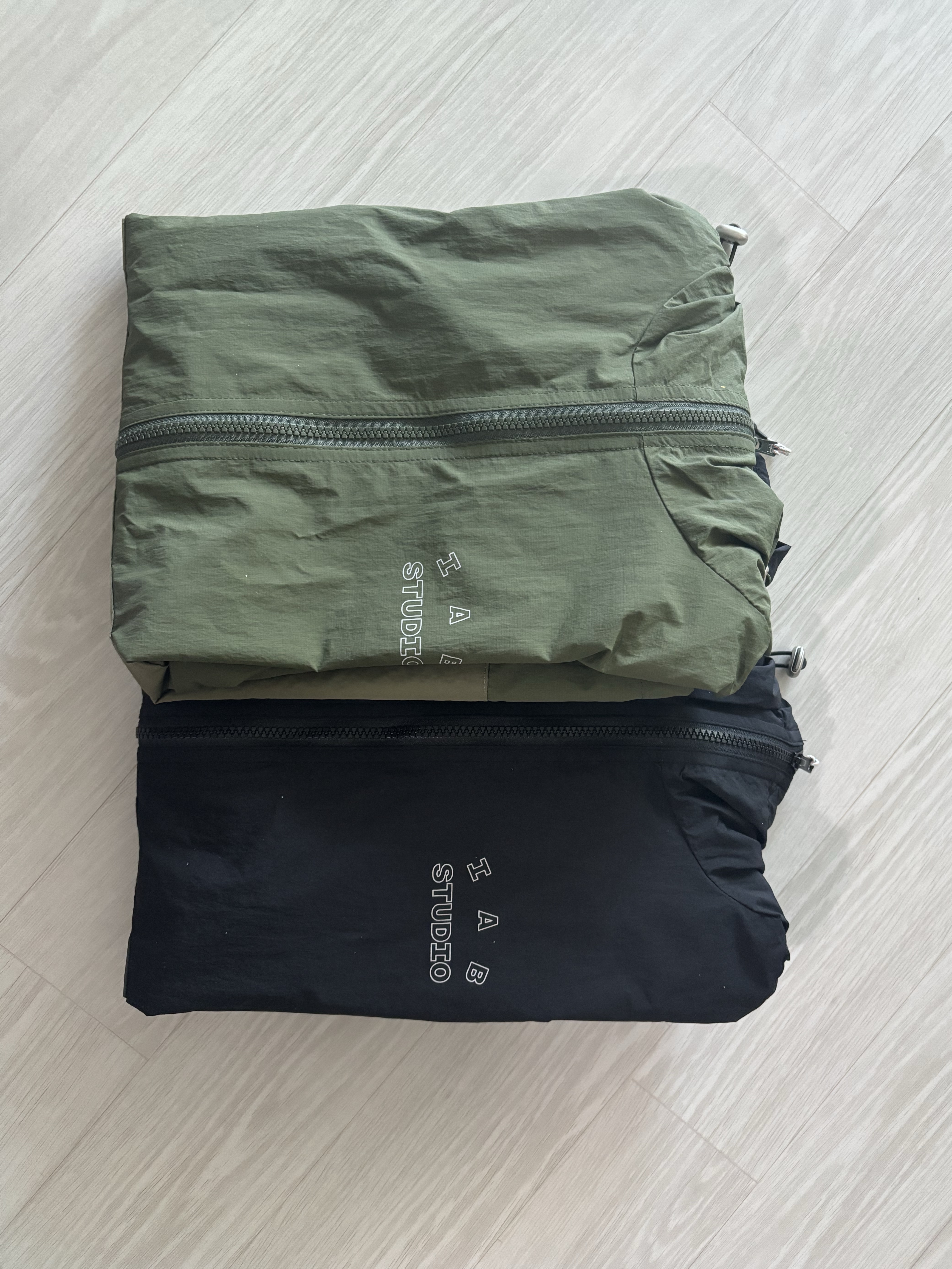 IAB Studio Wind Jacket Pack Black Silver, IAB Studio Wind Jacket Pack Leaf Green Silver 착용 스타일
