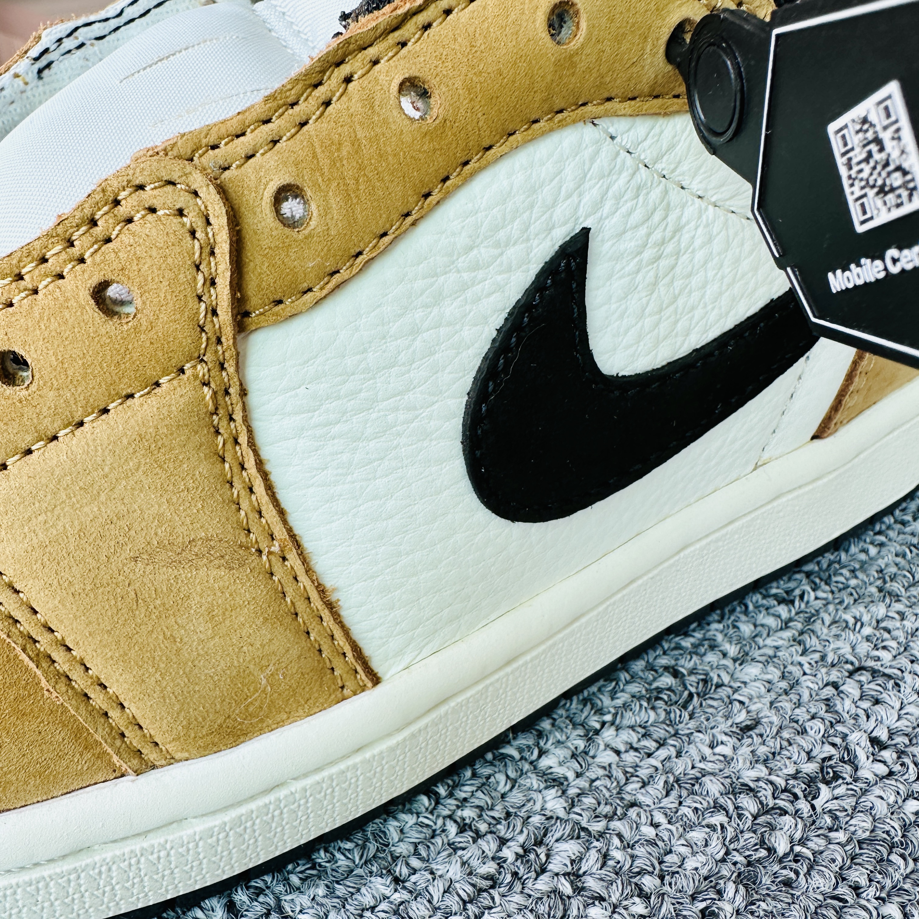 Jordan 1 Low OG Sail and Golden Harvest 착용 스타일 - 3