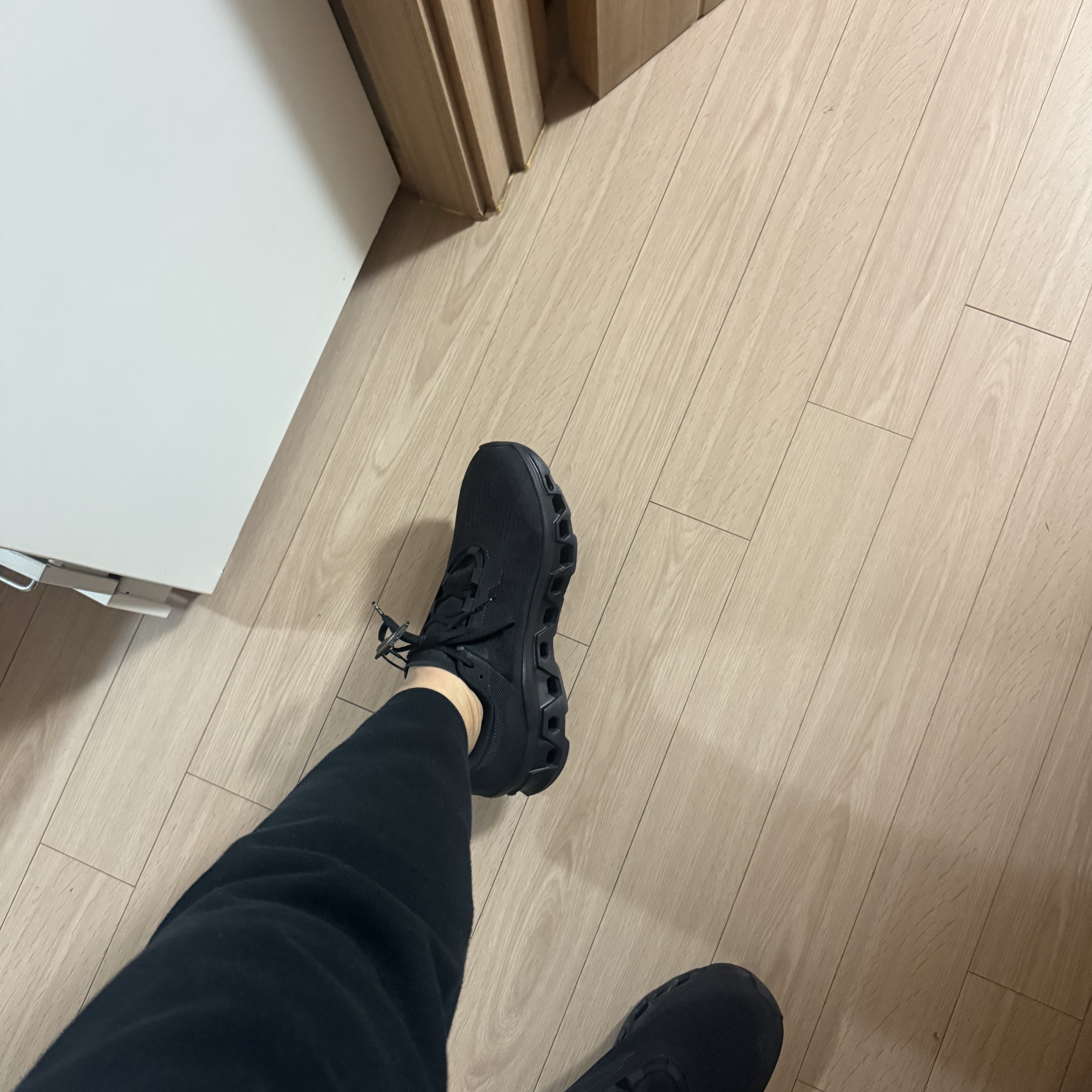 On Running Cloudmonster All Black 착용 스타일 - 3