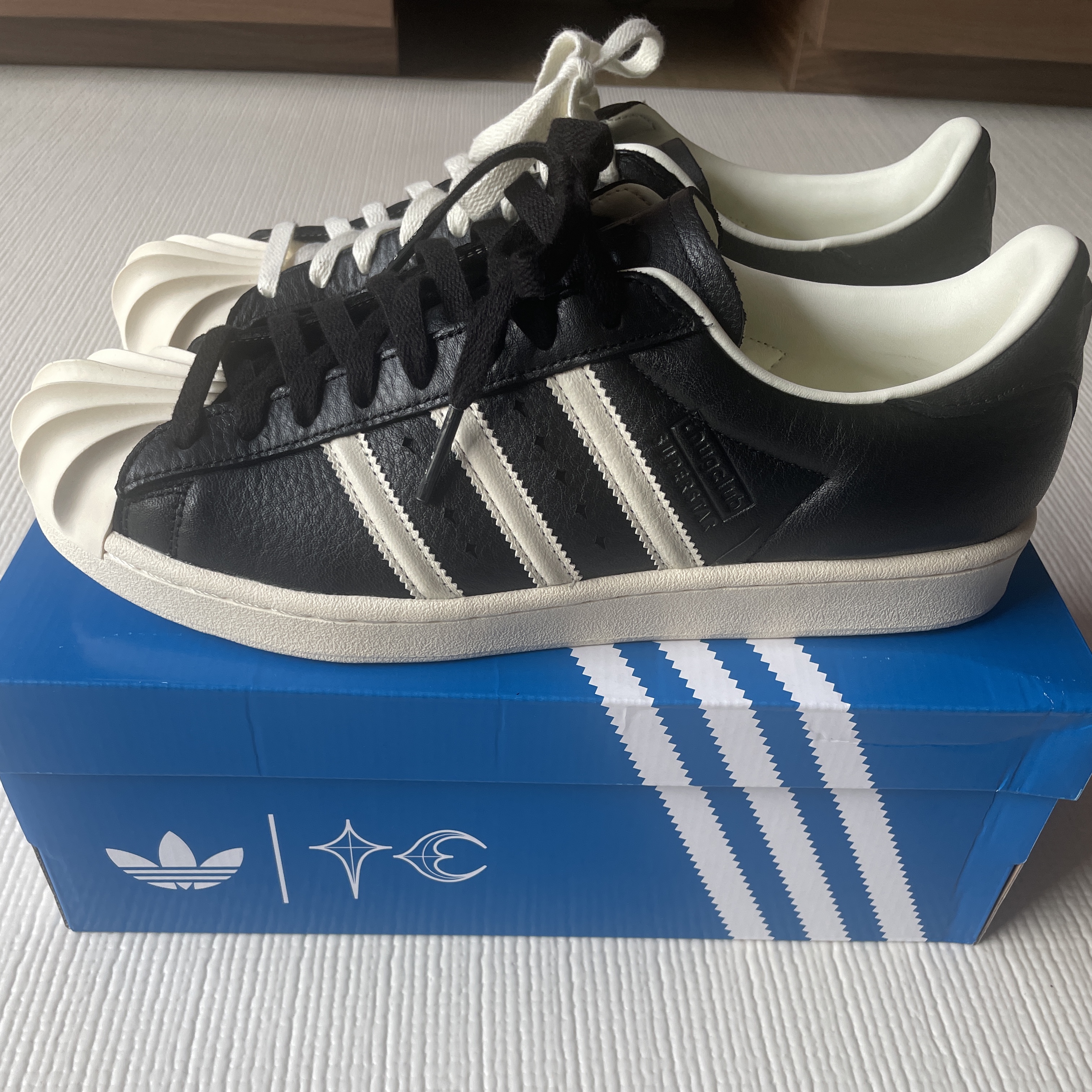 Adidas x Thug Club Superstar Vintage Core Black Cream White 착용 스타일 - 3