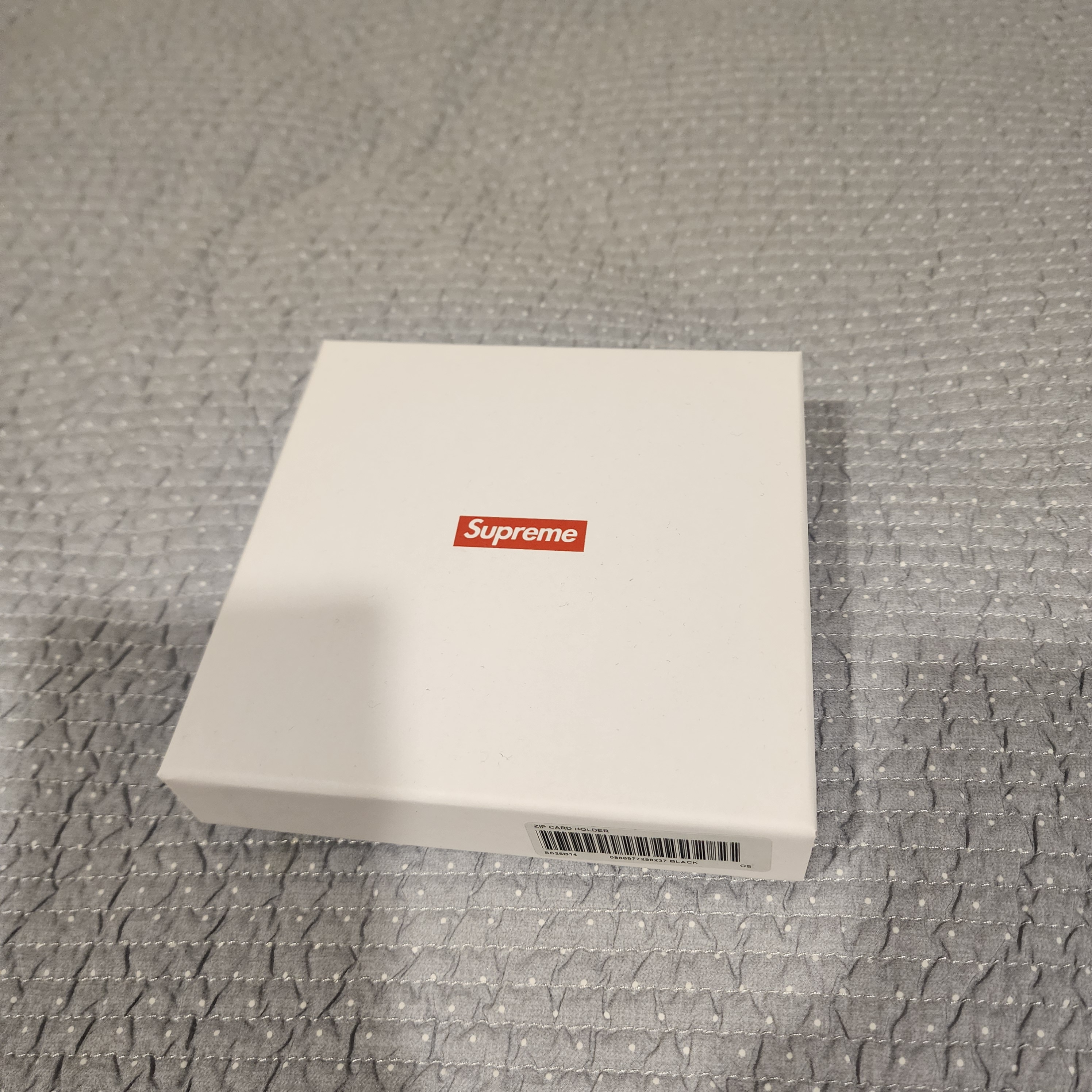 Supreme Leather Zip Card Holder Black 착용 스타일 - 4