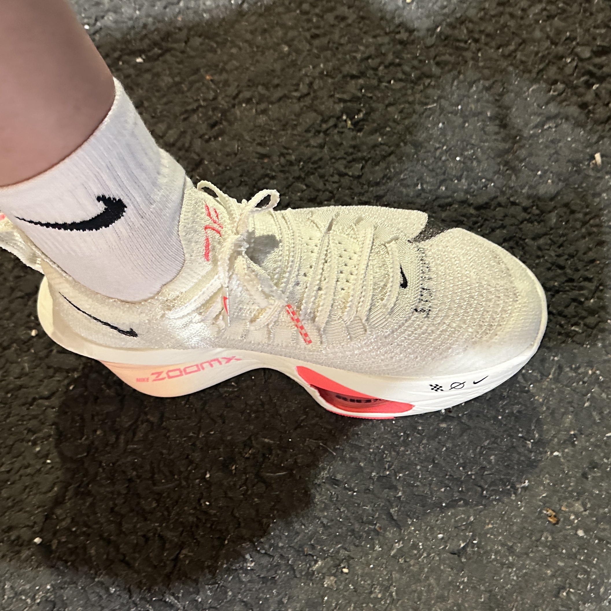 (W) Nike Air Zoom Alphafly Next% 3 Sail Crimson Tint 착용 스타일