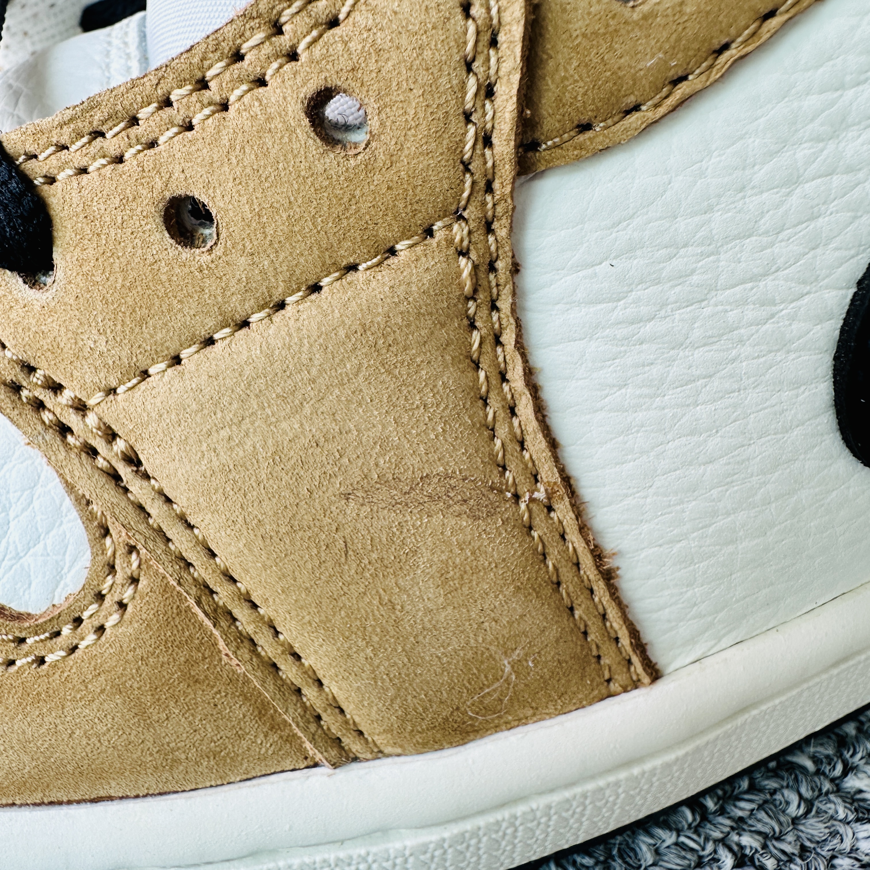 Jordan 1 Low OG Sail and Golden Harvest 착용 스타일 - 2