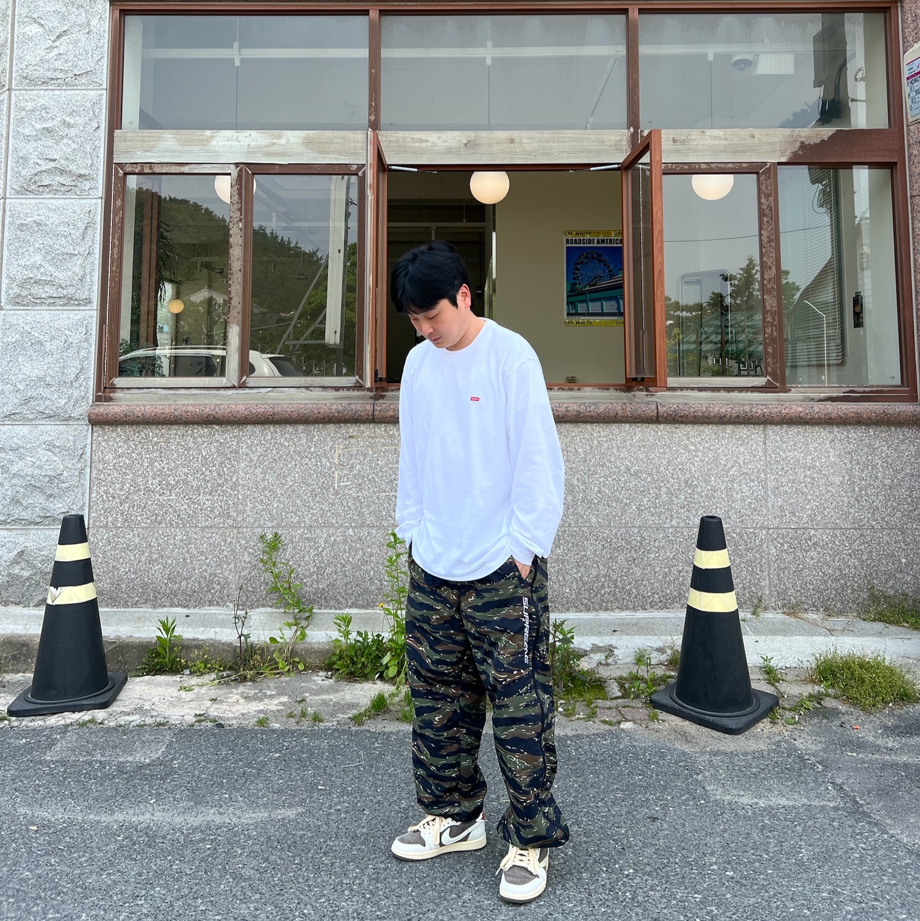 Supreme Small Box L/S T-Shirt White - 23FW, Supreme Full Zip Baggy Warm Up Pants Tiger Camo - 23SS 착용 스타일 - 2