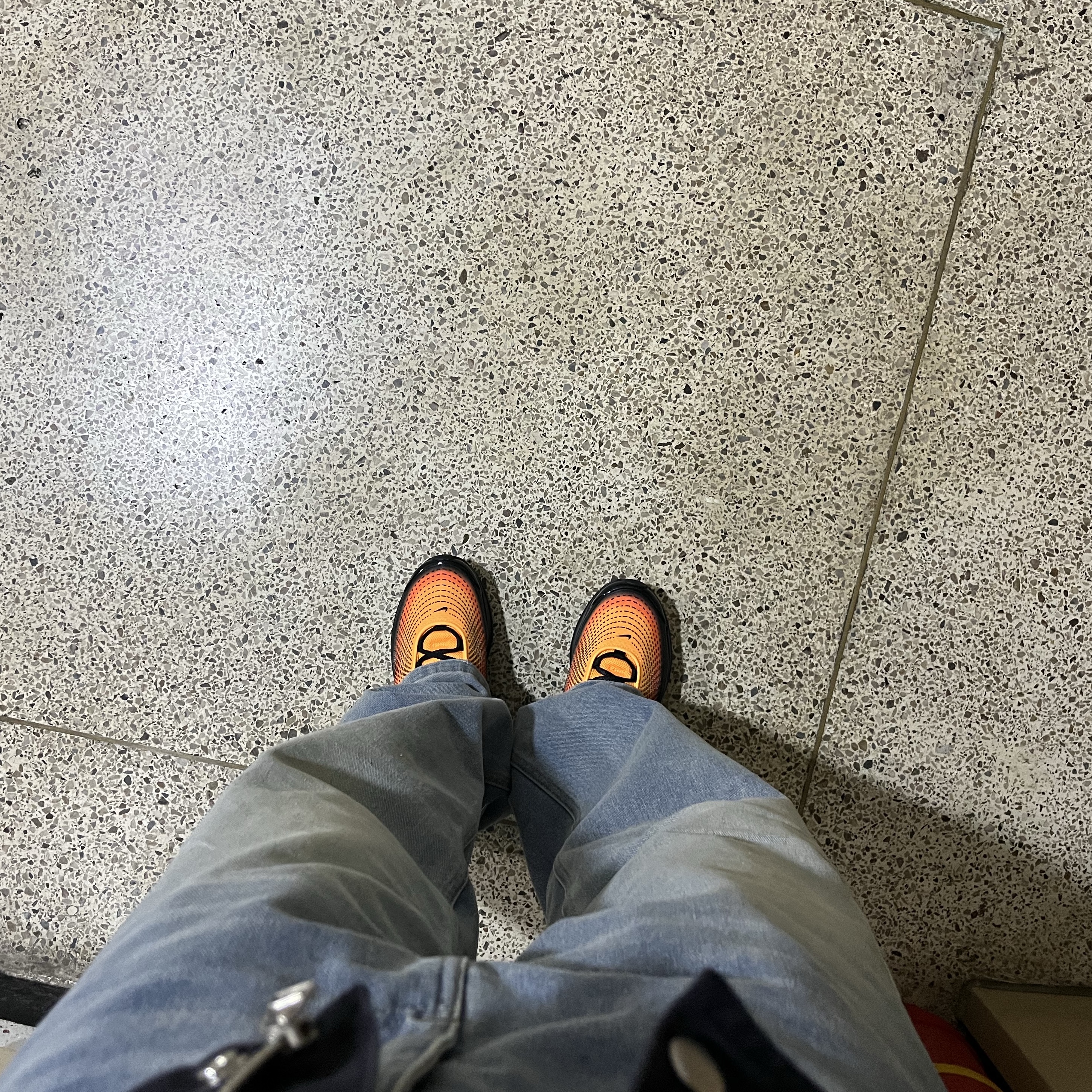 Nike Air Max Dn SE Laser Orange Comet Red 착용 스타일 - 2