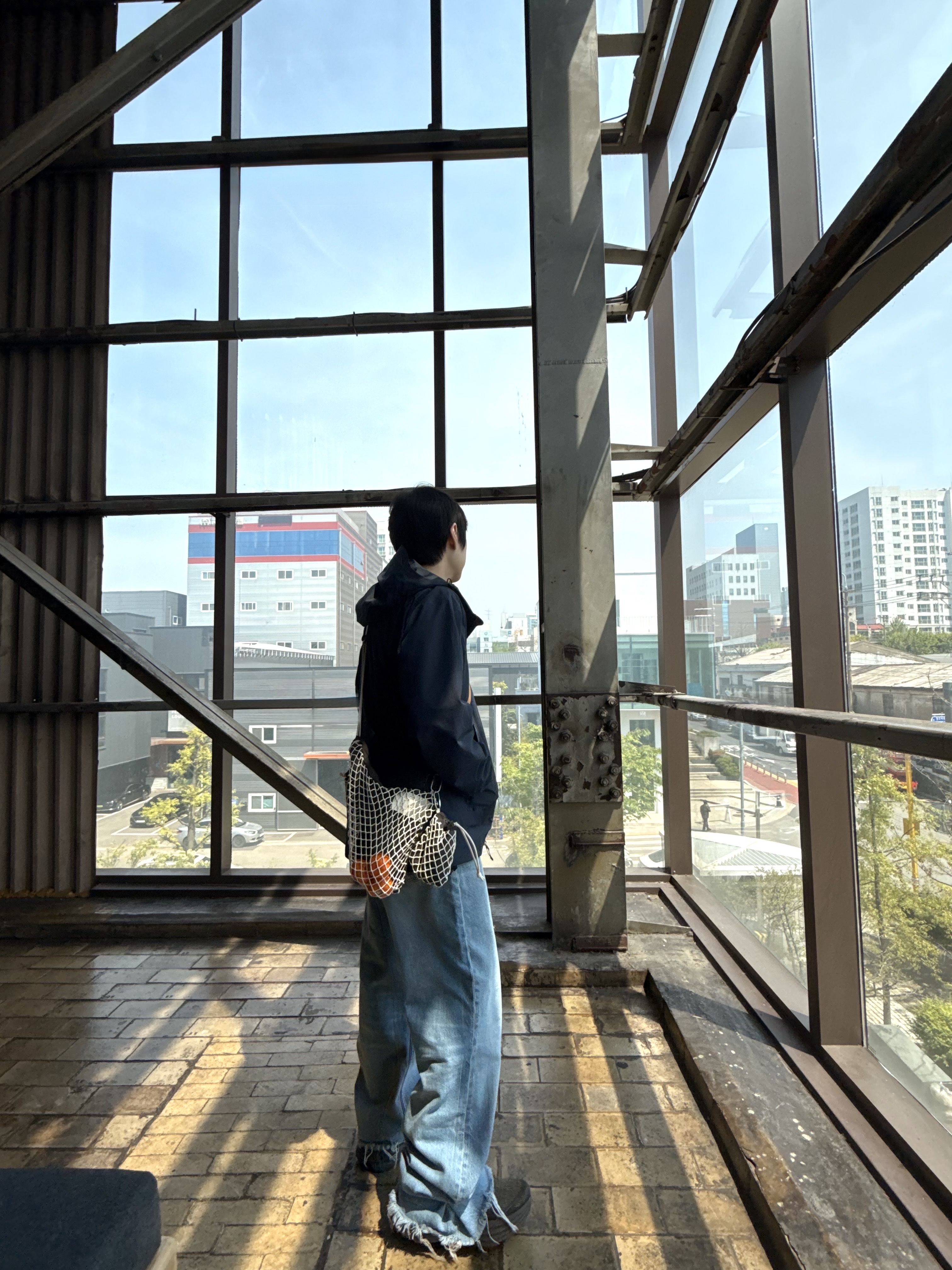 Athe garcon Net Pouch Brown, Athe garcon Net Bag Brown 착용 스타일 - 4