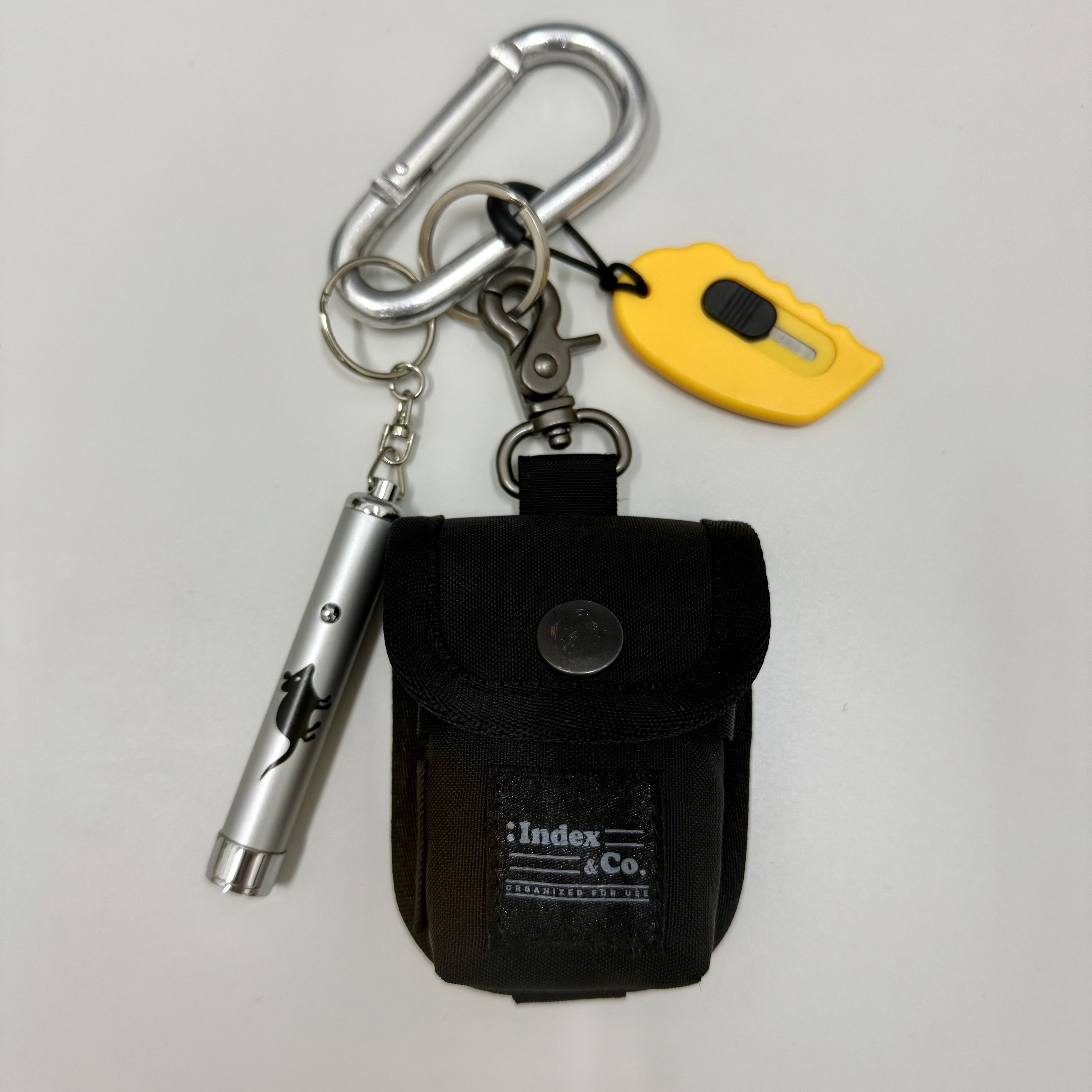 Index&Co. Gadget Airpods Case Black 착용 스타일 - 1