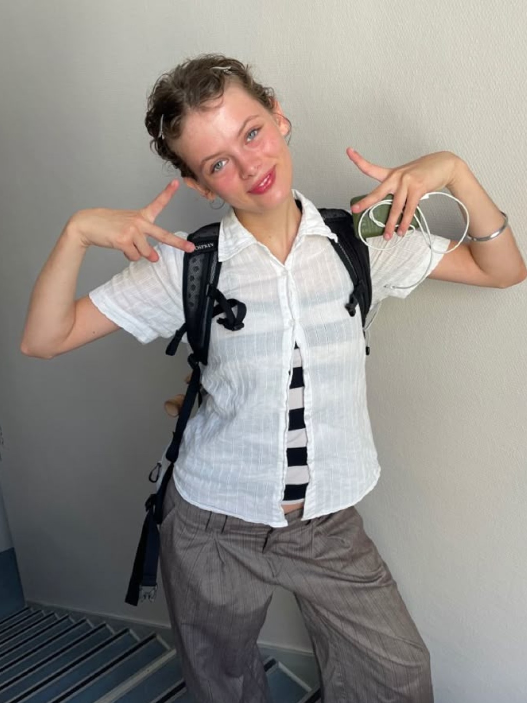 Kookeesee Ruffle Short Sleeve Blouses Flower Embroidery, CDG Backpack Black 착용 스타일 - 2