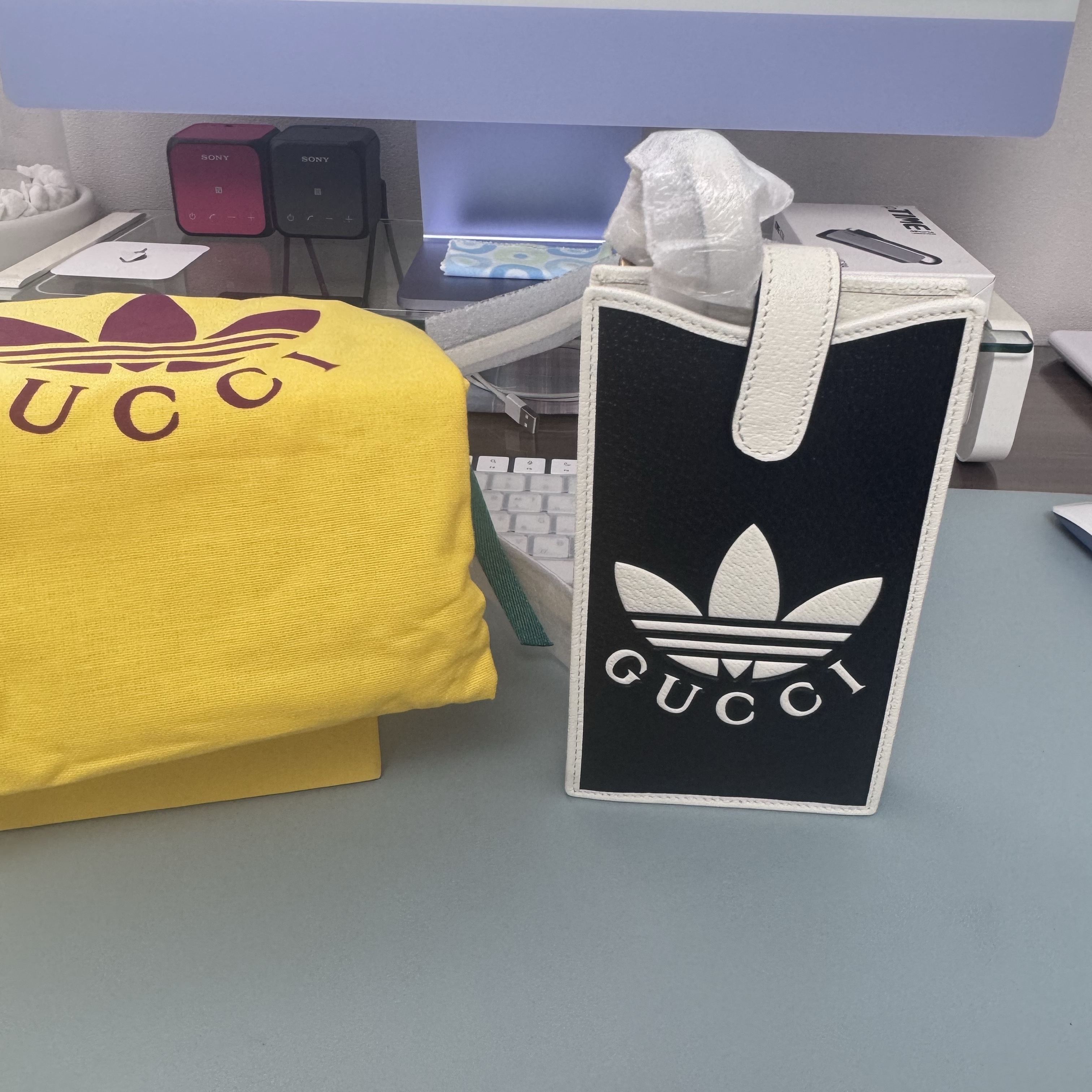 Gucci x Adidas Phone Case Black 착용 스타일