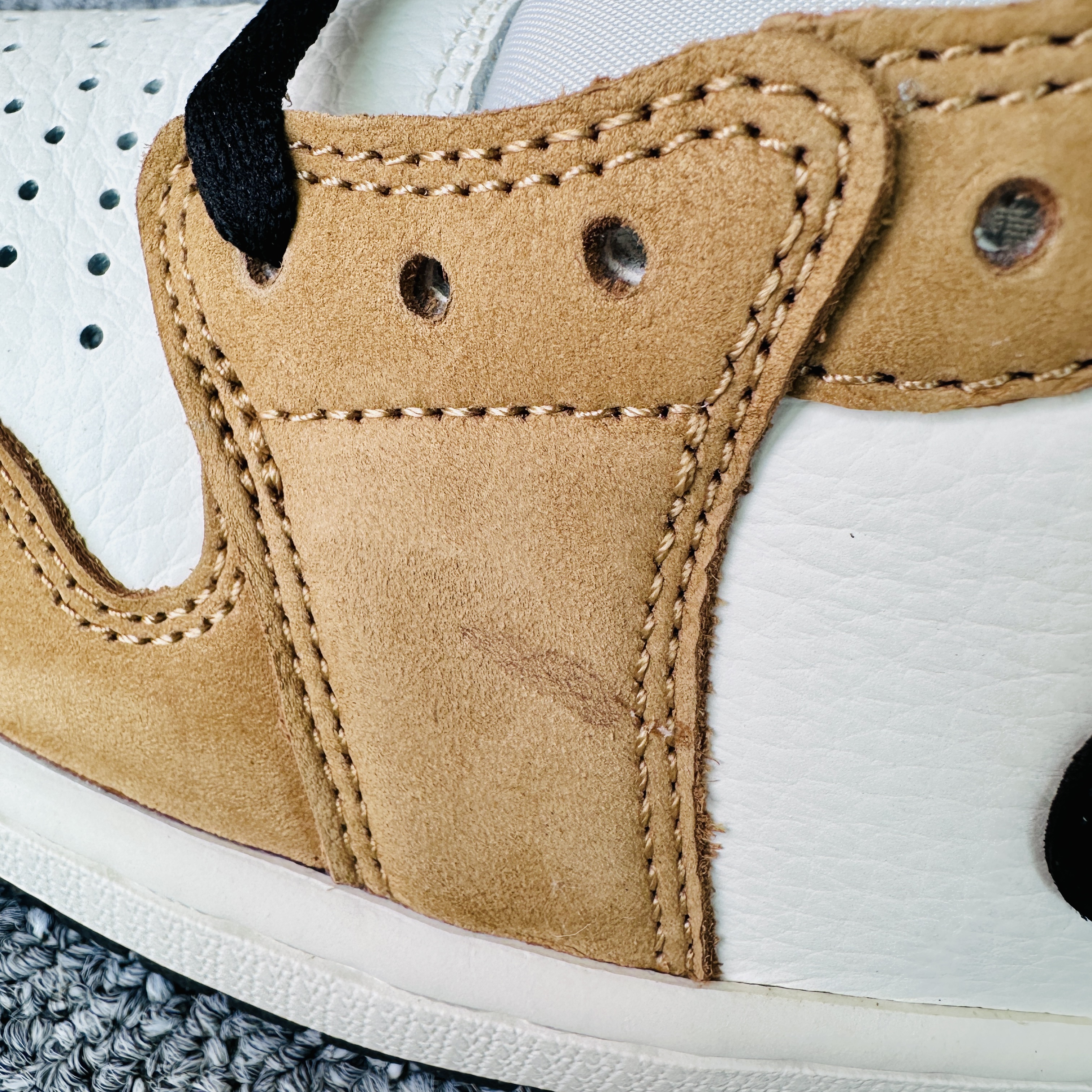 Jordan 1 Low OG Sail and Golden Harvest 착용 스타일 - 1