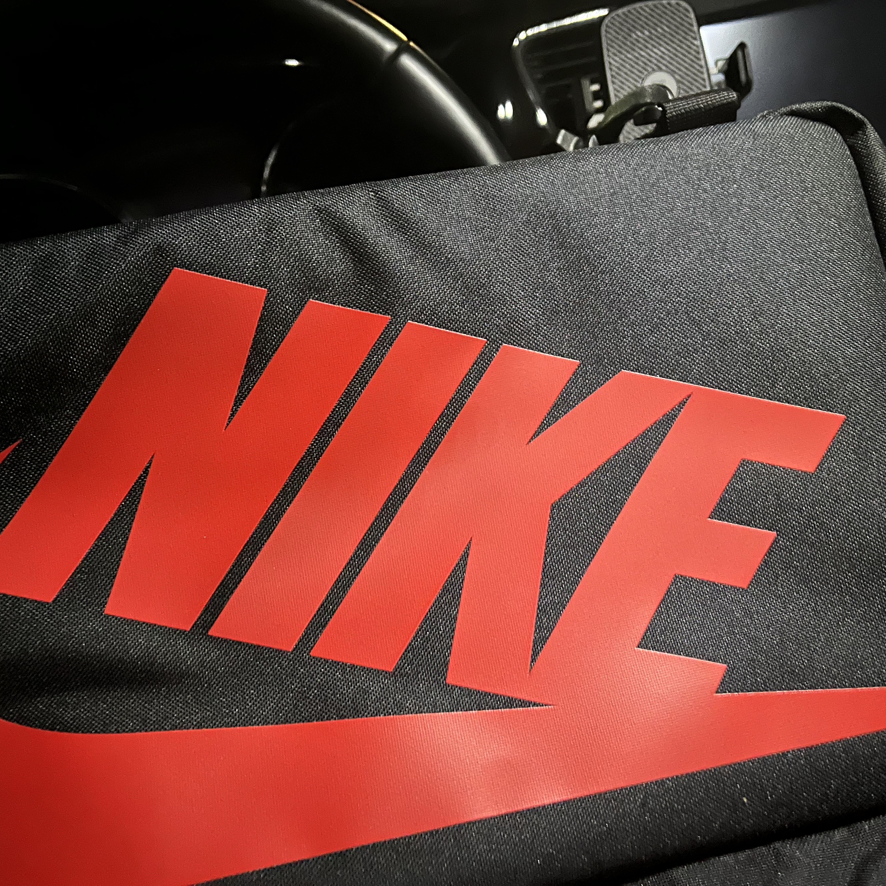 Nike Shoebox Bag 12L Black University Red 착용 스타일