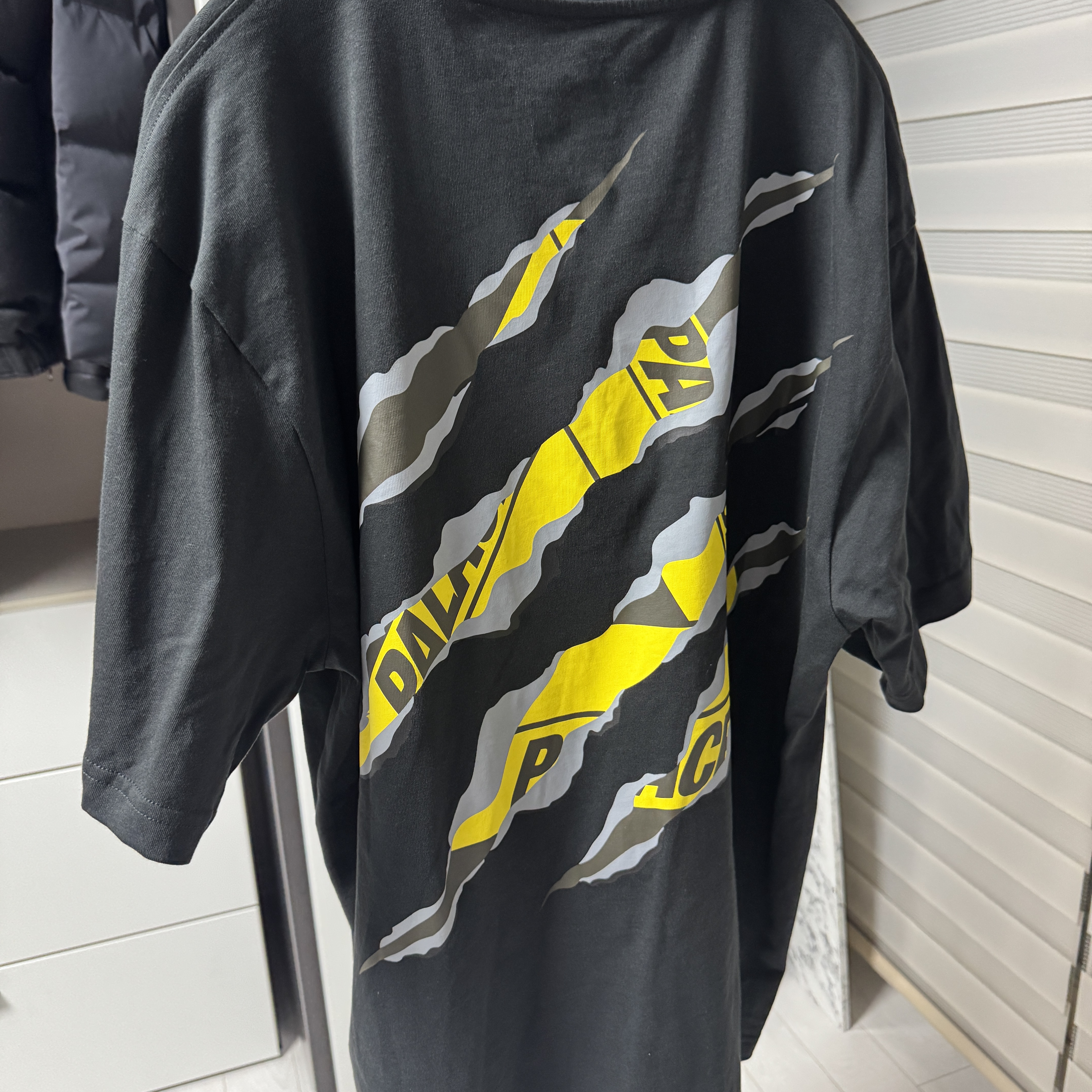 Palace Ripped Tri T-Shirt Black - 25SS 착용 스타일