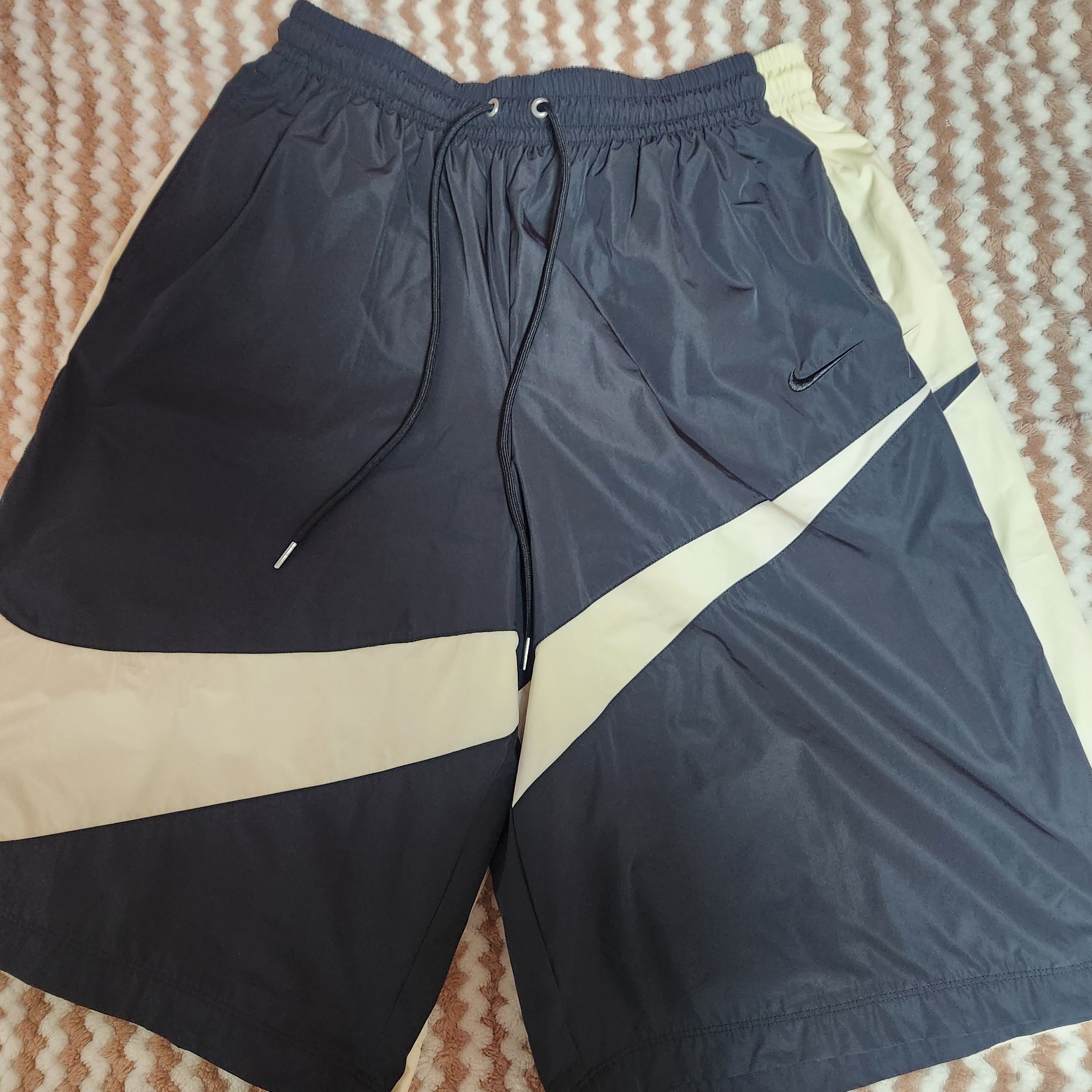 Nike NSW Swoosh Woven Shorts Coconut Milk Black - Asia, Nike NSW Swoosh Woven Shorts Black - Asia 착용 스타일 - 3