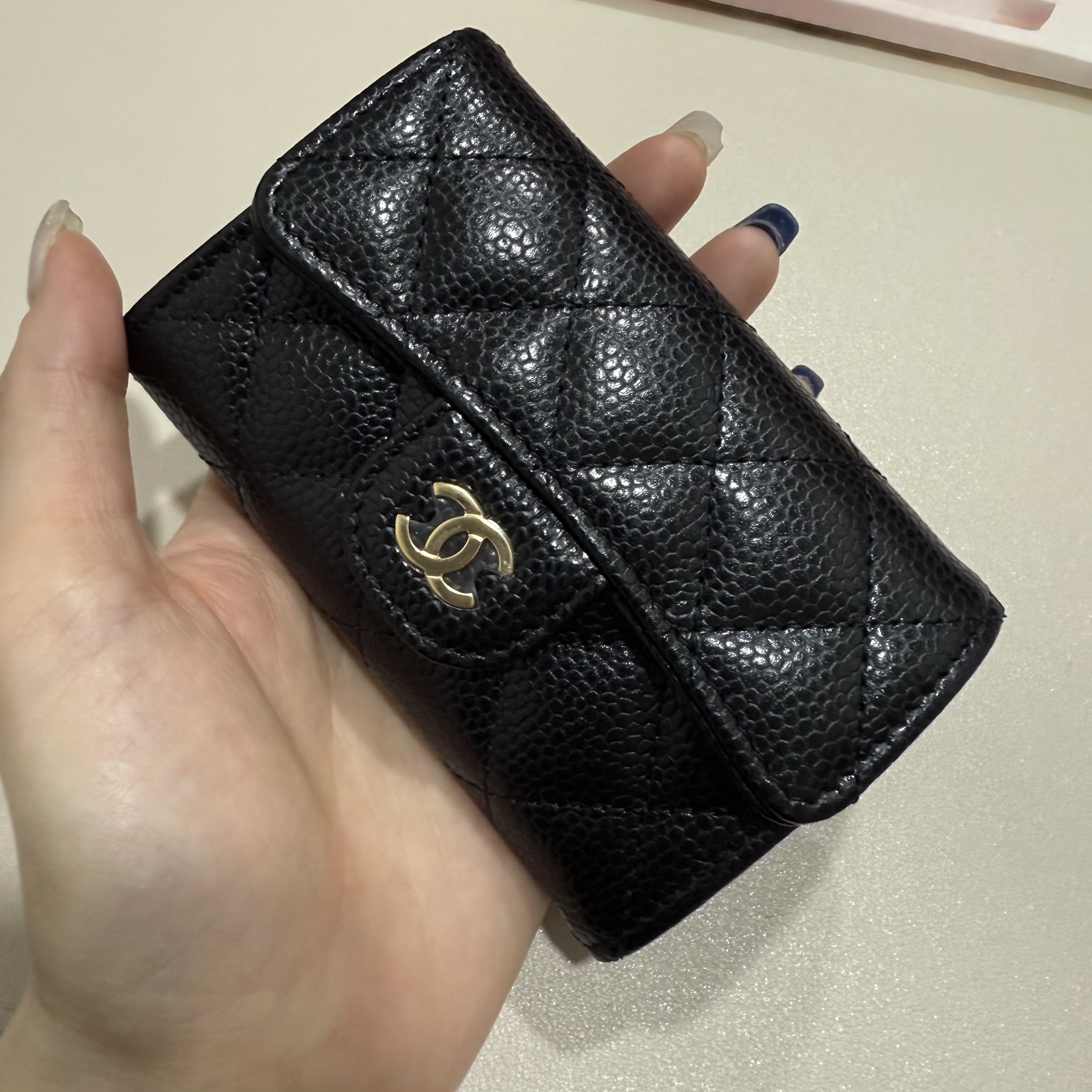 Chanel Classic Card Holder Grained Calfskin & Gold Black 착용 스타일