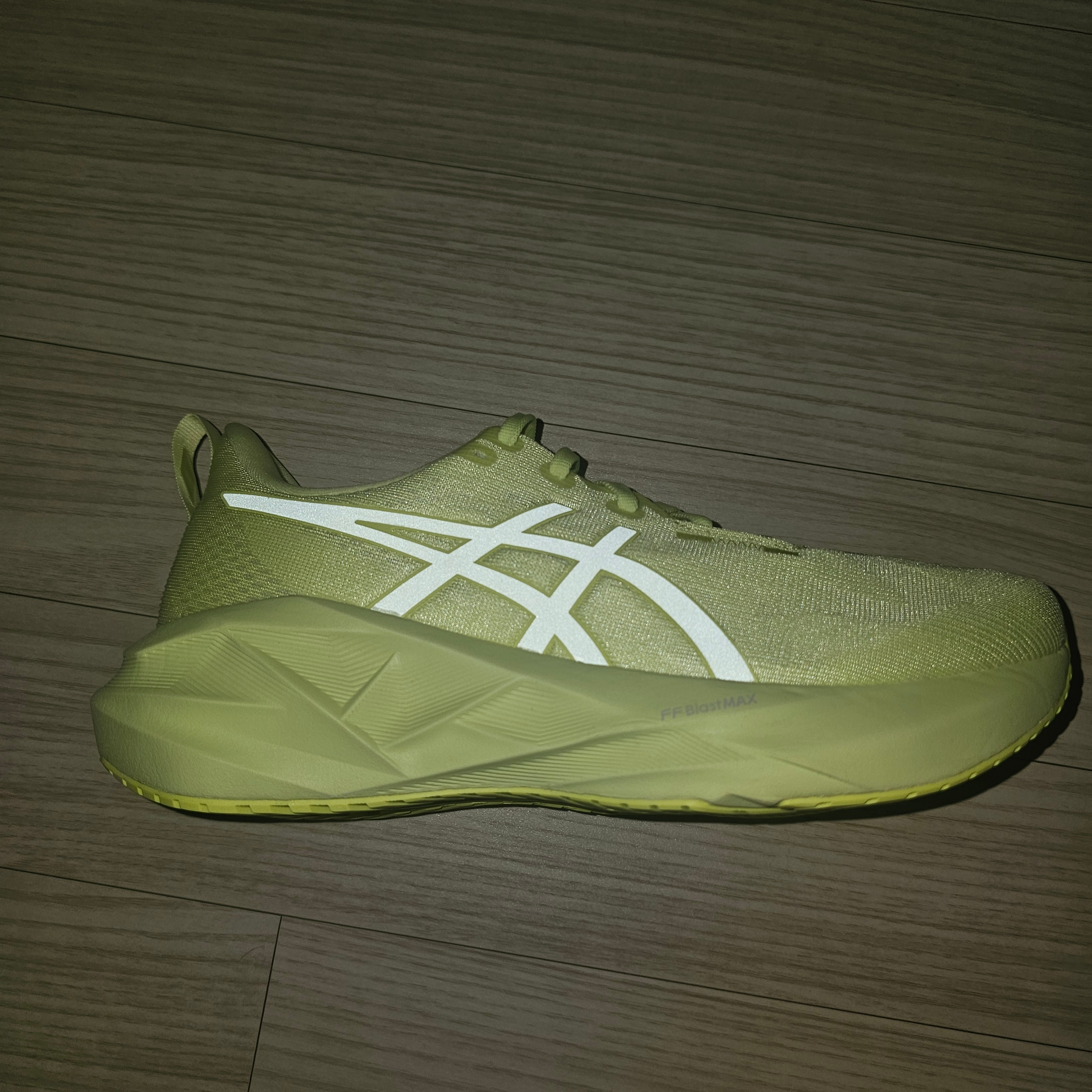 Asics Novablast 5 Lite Show Huddle Yellow 착용 스타일 - 1