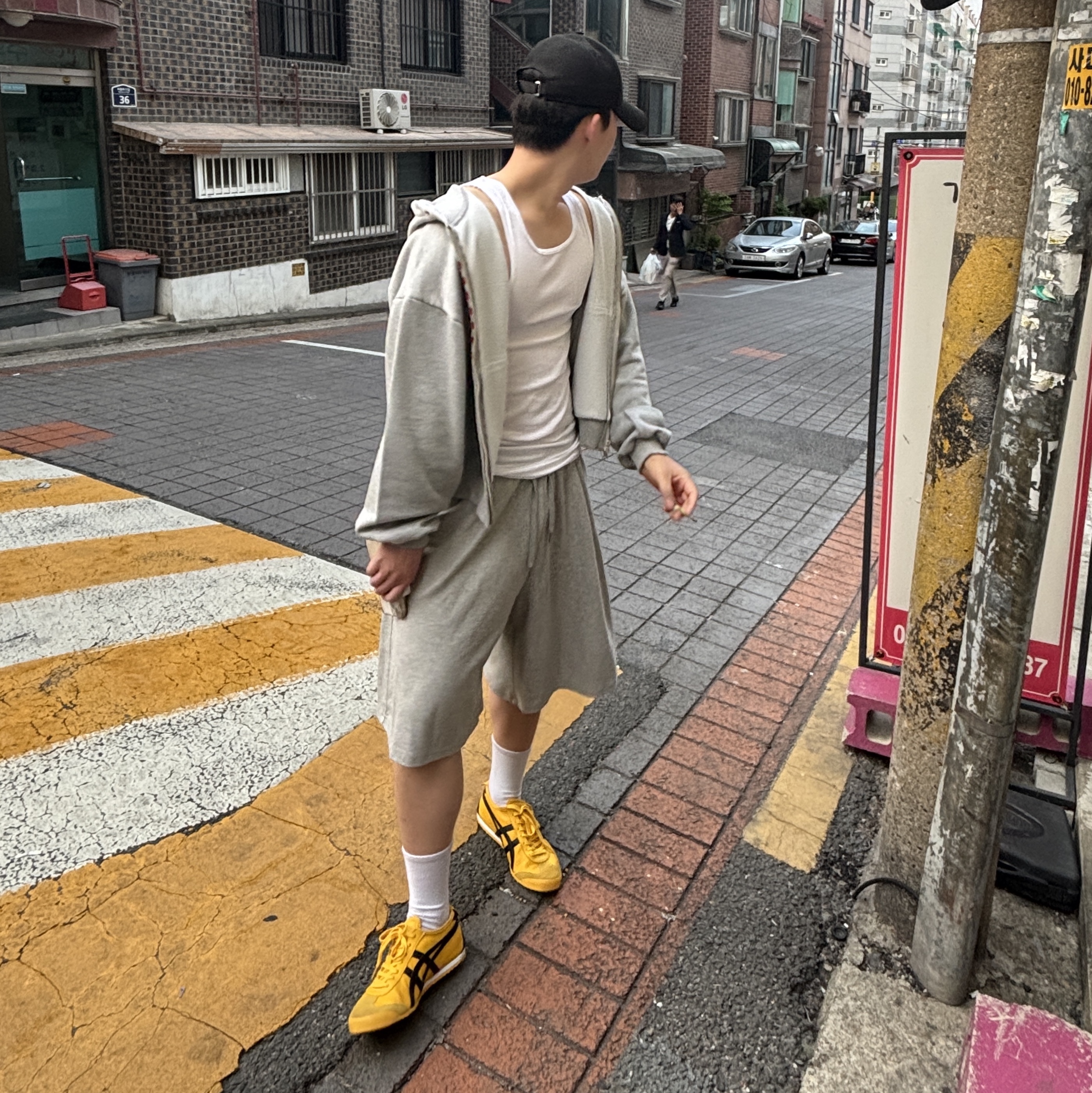 Onitsuka Tiger Mexico 66 Yellow Black 착용 스타일 - 2