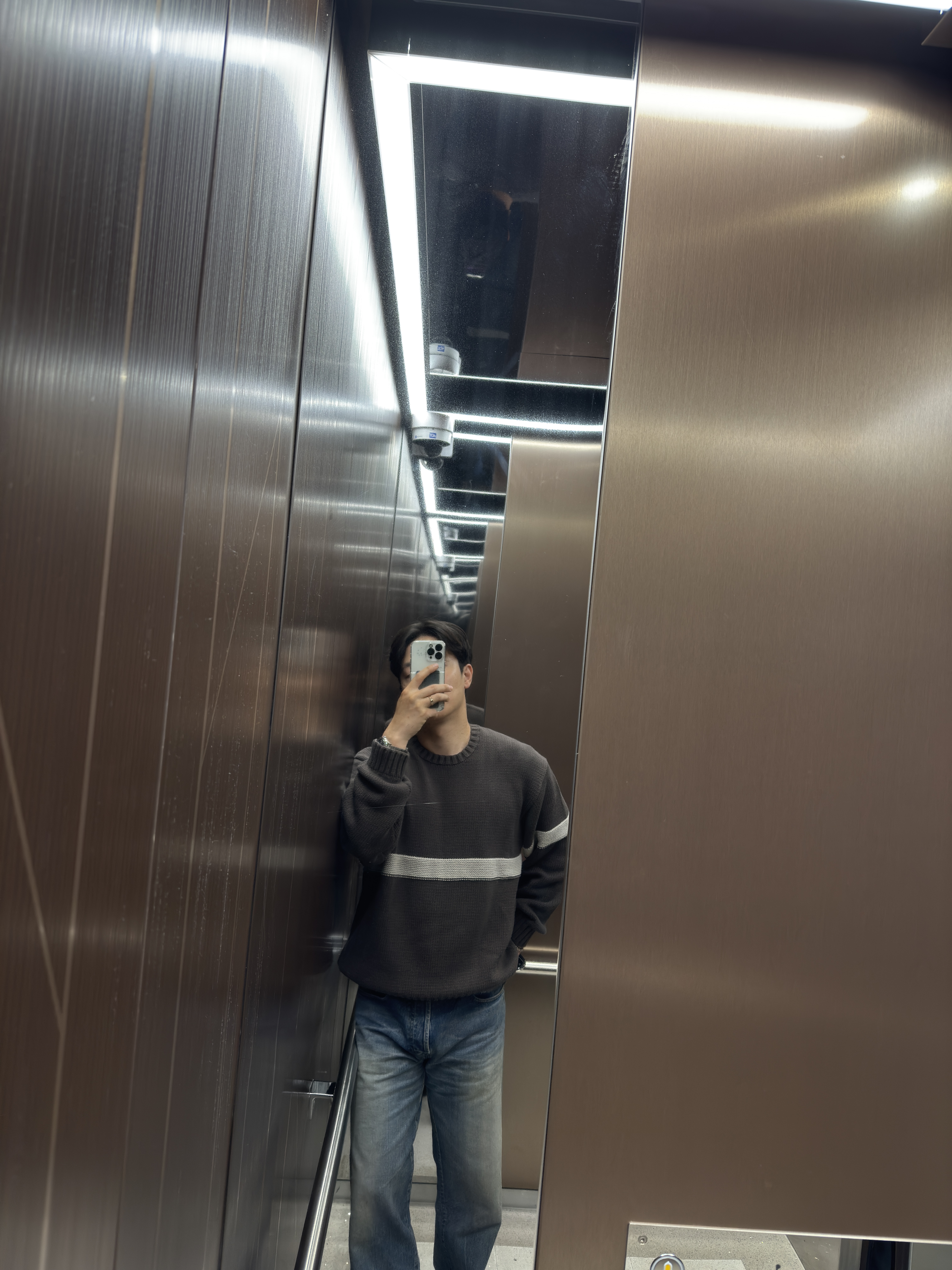 Supreme Distressed Loose Fit Selvedge Jean Washed Indigo - 24FW, Supreme Tonal Applique Sweater Brown - 25SS 착용 스타일