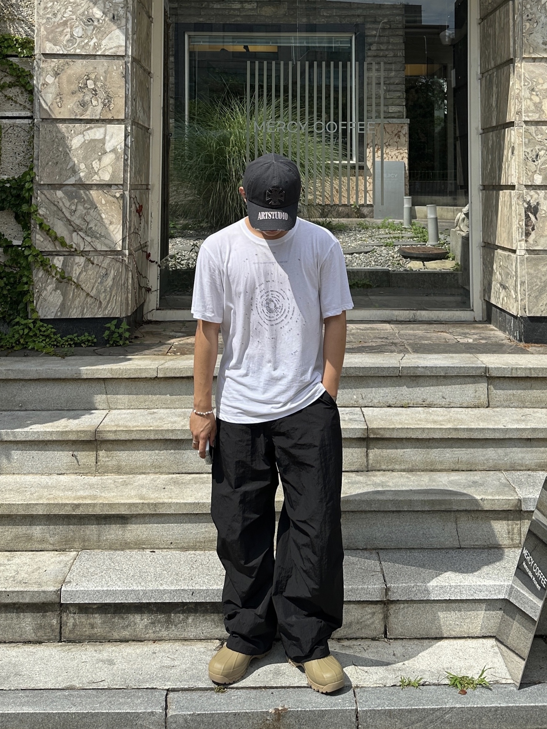 Amomento Motive Graphic T-Shirt White, Amomento Ripstop Fatigue Pants Black 착용 스타일 - 1