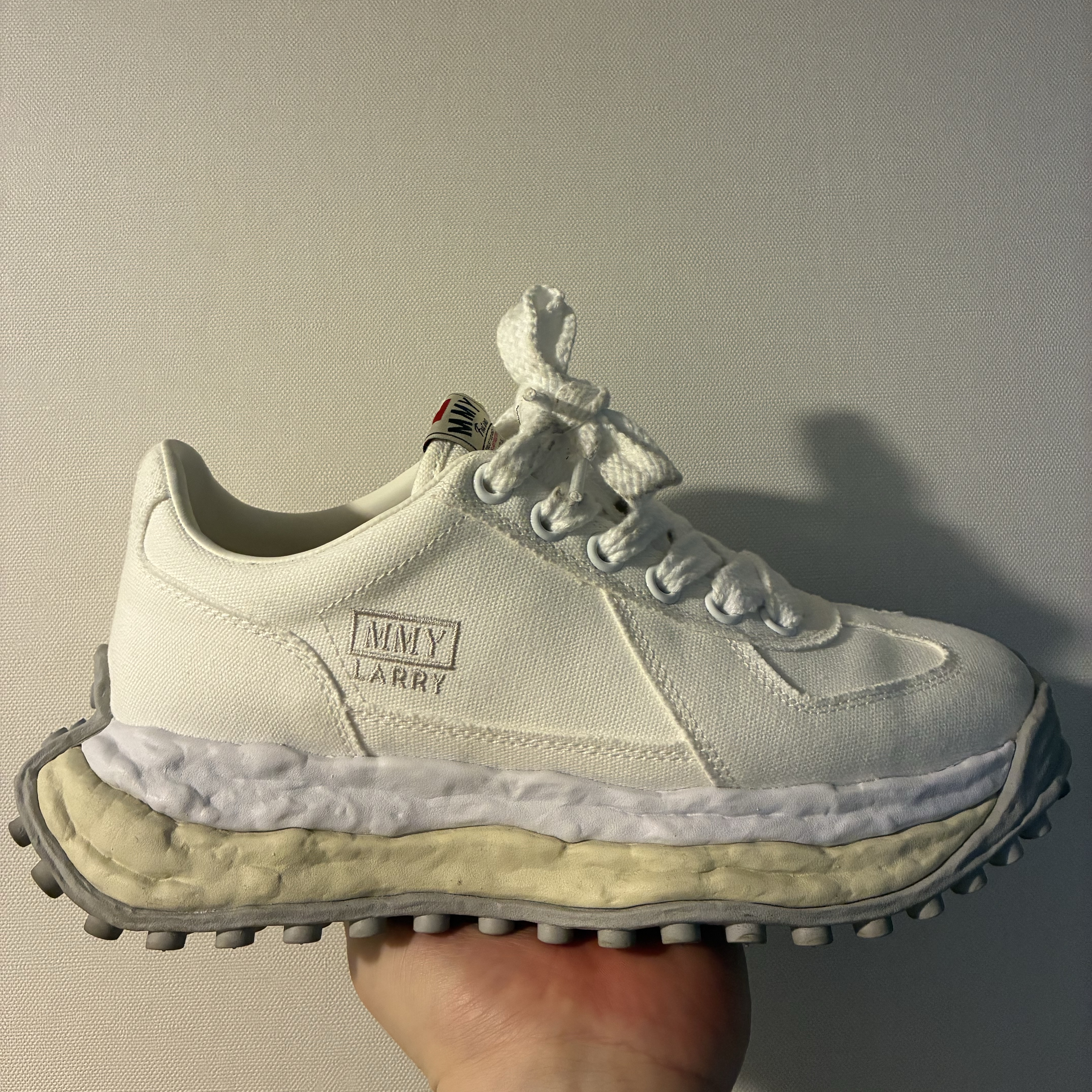 Maison Mihara Yasuhiro Larry OG Sole Canvas Low-top Sneakers White 착용 스타일