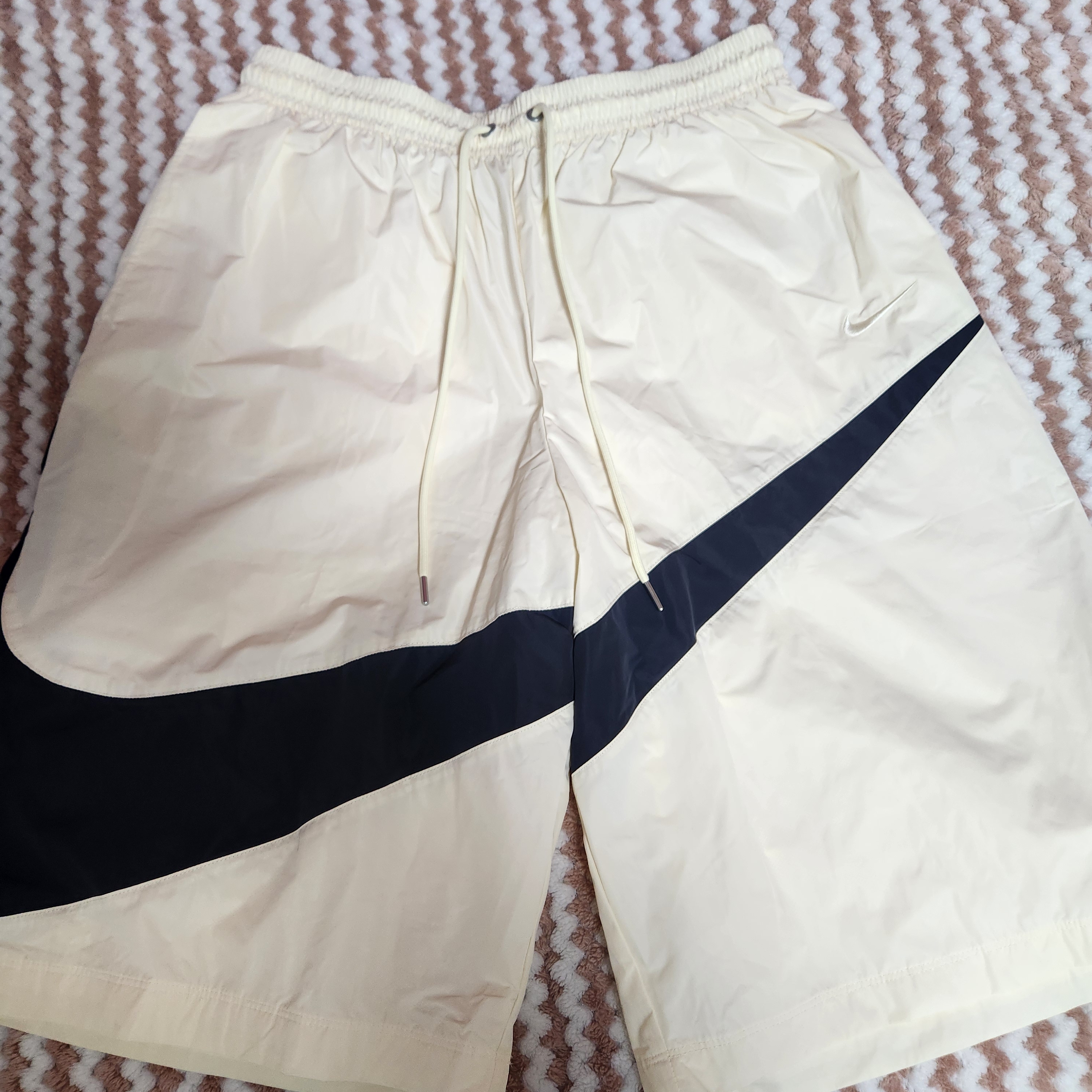 Nike NSW Swoosh Woven Shorts Coconut Milk Black - Asia, Nike NSW Swoosh Woven Shorts Black - Asia 착용 스타일 - 1