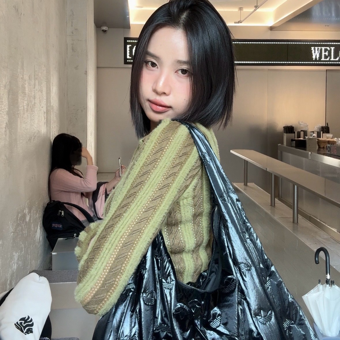 Adidas Puffy Satin Shoulder Bag Black 착용 스타일 - 1