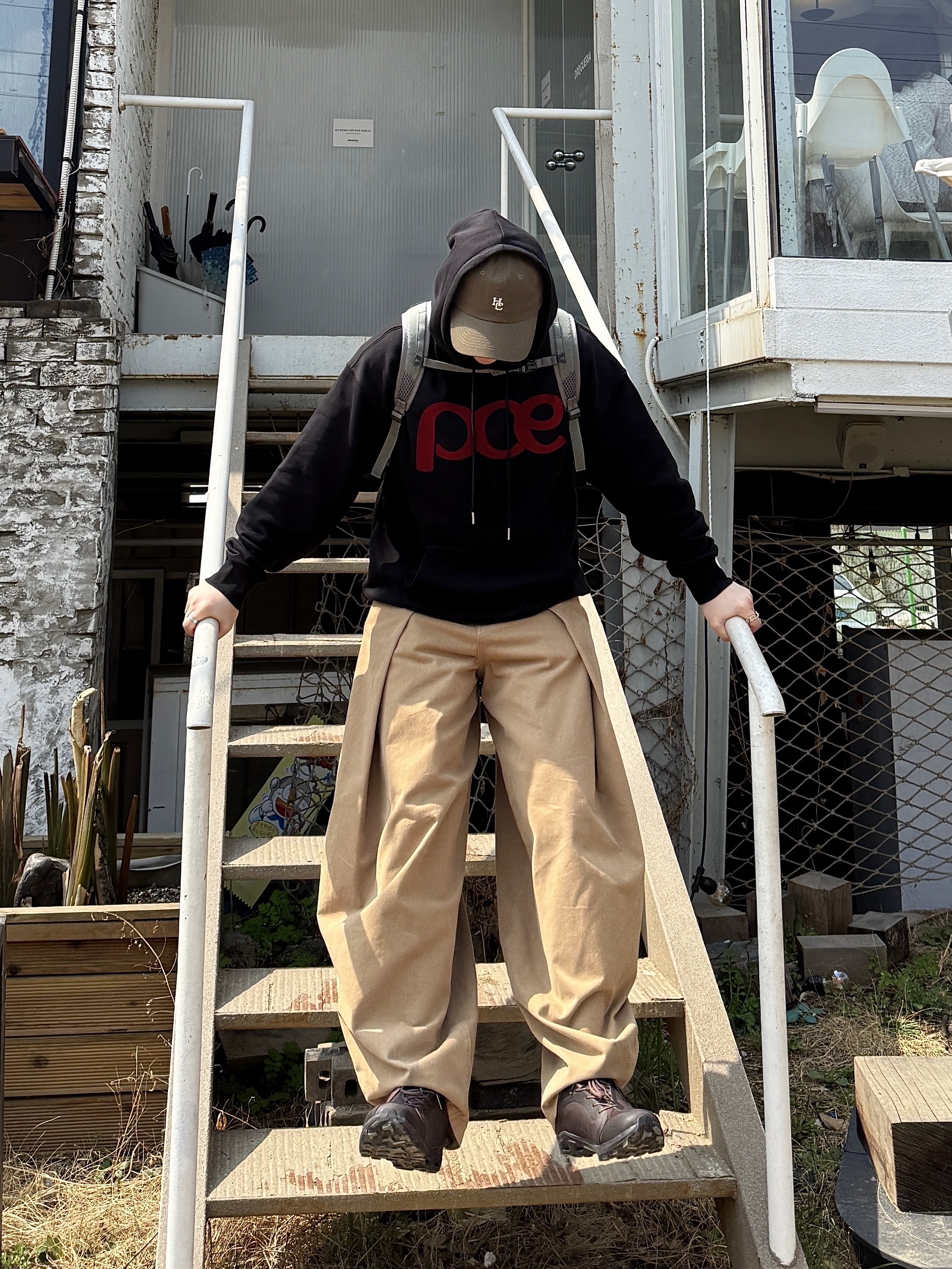 (W) On Running x Post Archive Faction (Paf) Cloudventure Peak Cacao Espresso, Salomon Trailblazer 20 Wrought Iron Sedona Sage 착용 스타일 - 3