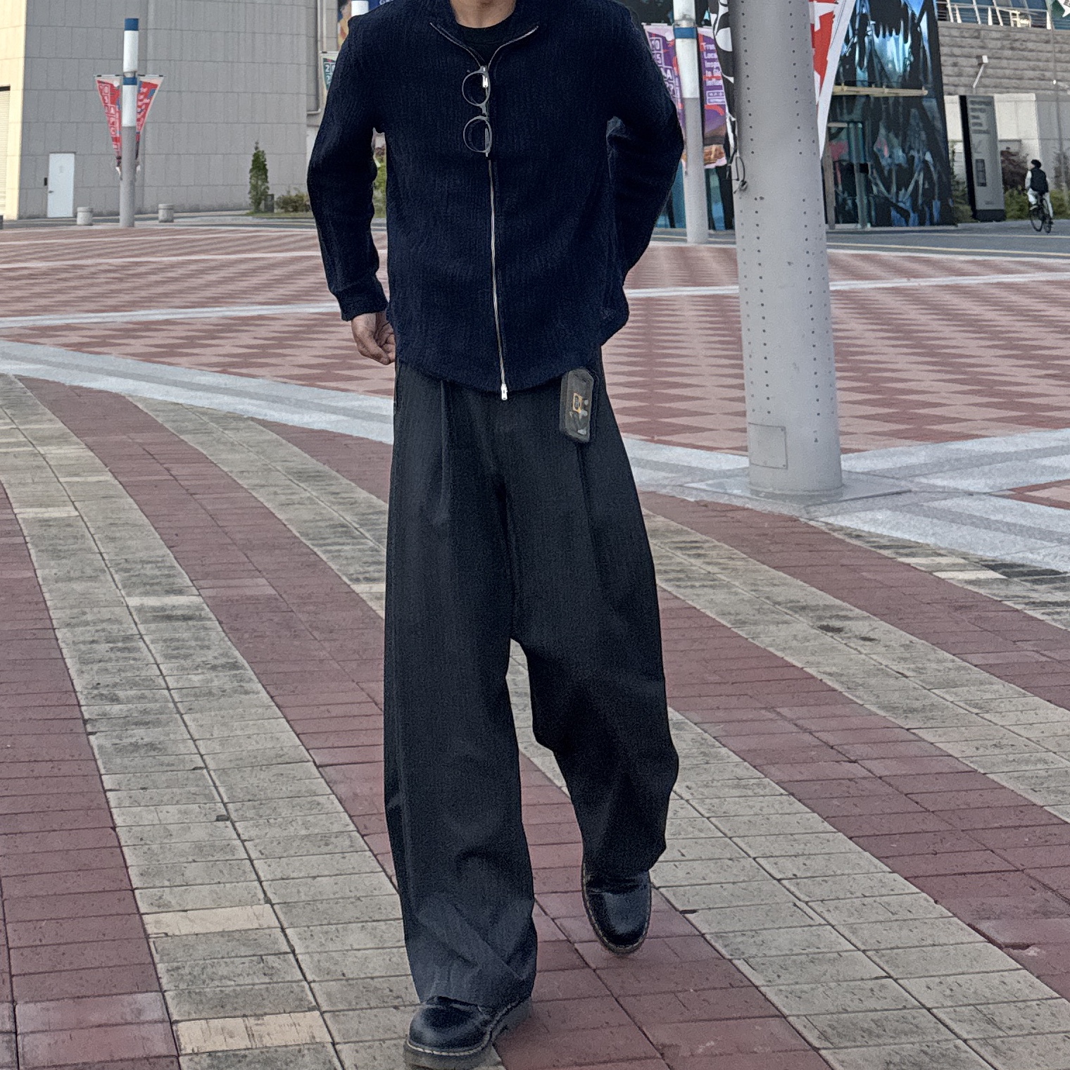 Our Legacy Shrunken Fullzip Polo Yawning Linen Navy, Dr. Martens 1461 Smooth Black 착용 스타일