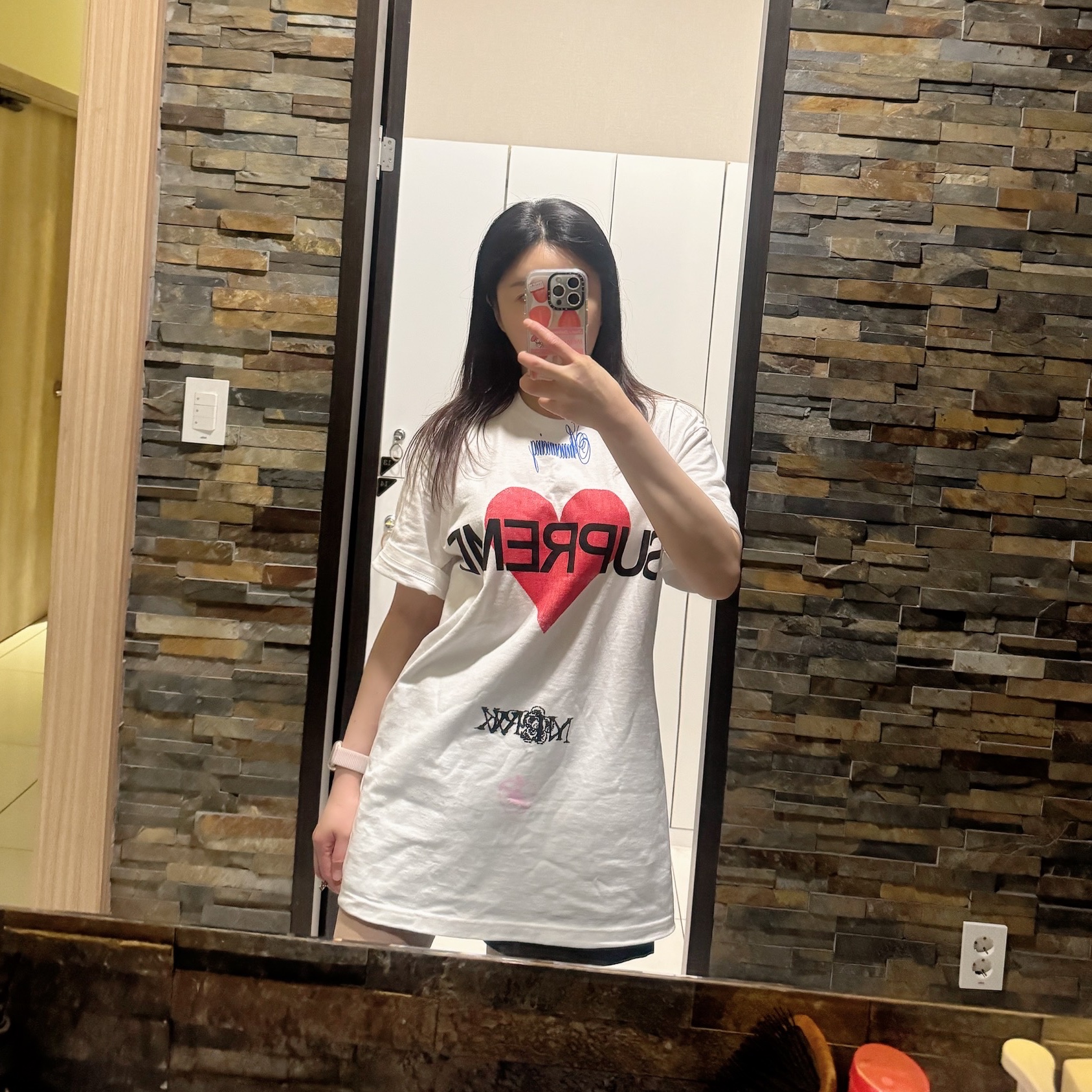 Supreme Announcing T-Shirt White - 25SS 착용 스타일