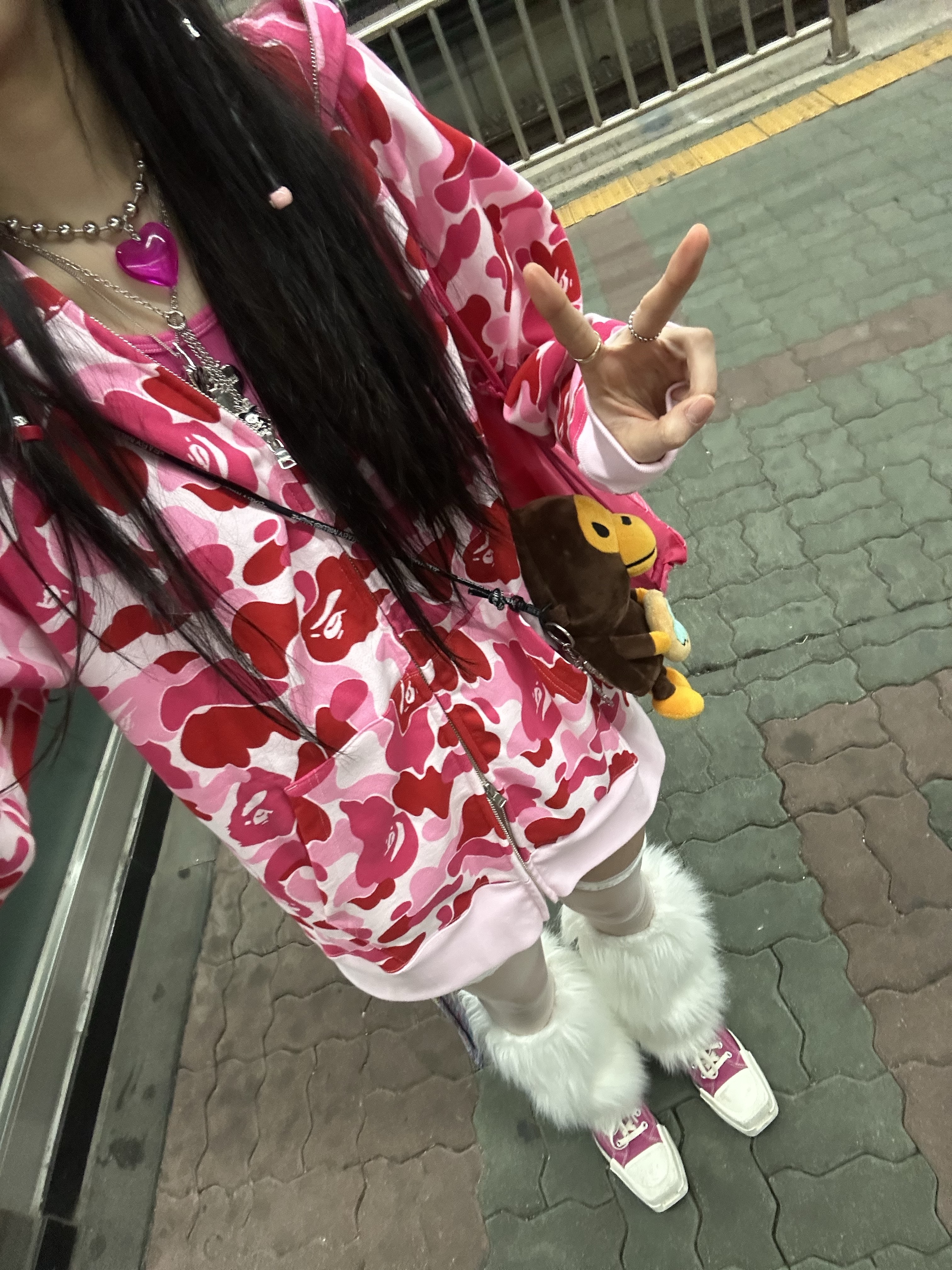 BAPE ABC Camo Crystal Stone Shark Full Zip Hoodie Pink, Converse x Drkshdw Turbodrk Chuck 70 Hi Laceless Cactus Flower 착용 스타일 - 2