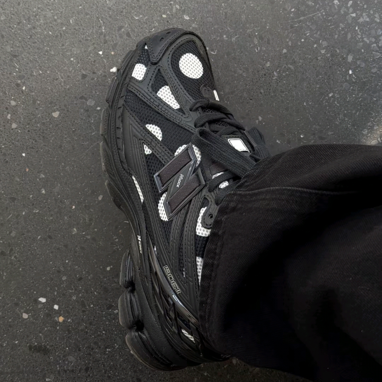 New Balance 1906R Polka Dot Black 착용 스타일 - 1
