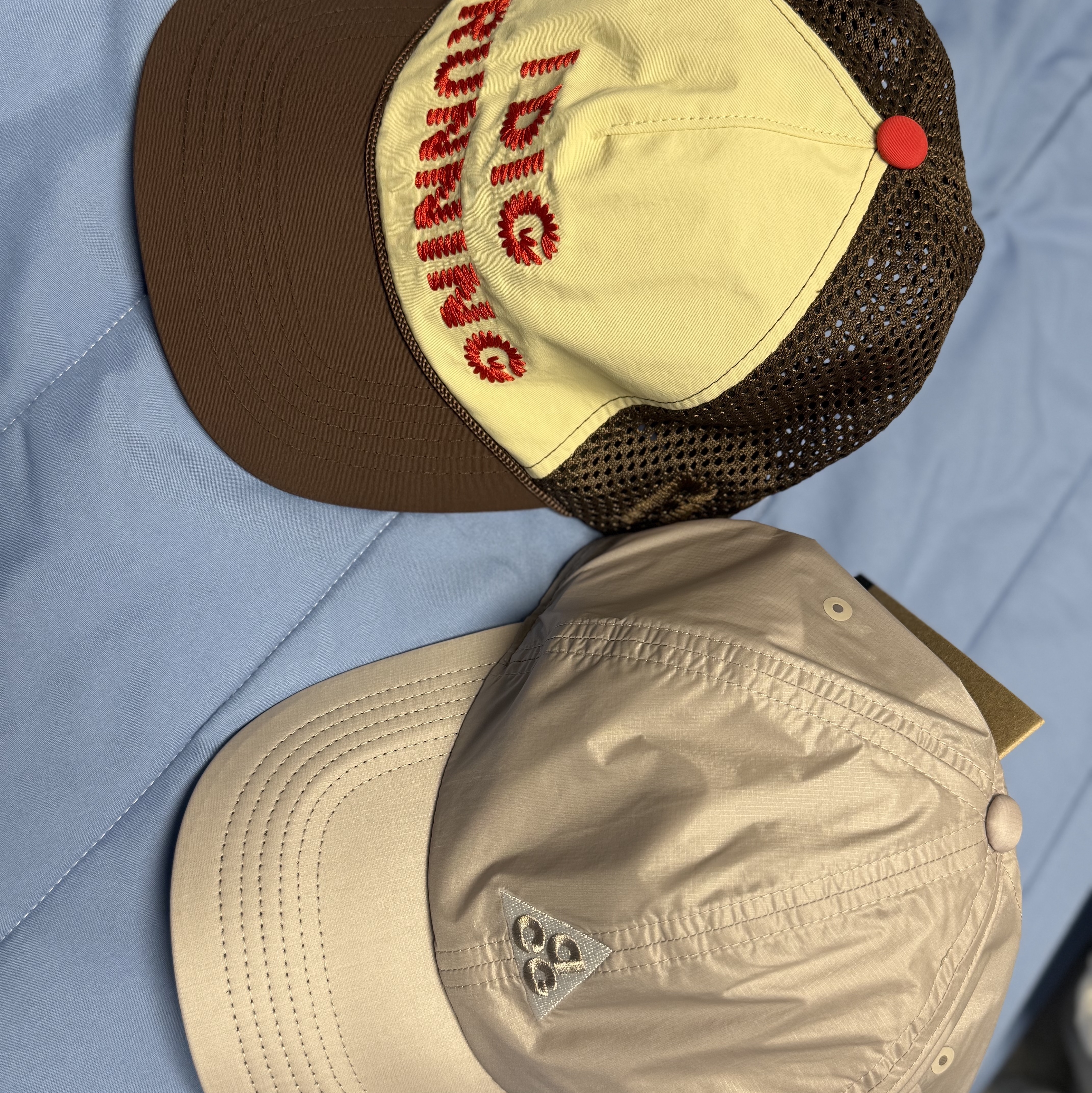 Nike ACG Dri-Fit Club Trail Cap College Grey, Alex Zono I Dig Running Trucker Hat OG Brown 착용 스타일